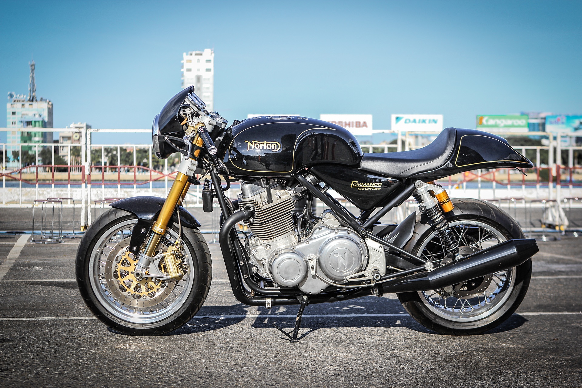 Norton Commando 961 cafe racer tai Viet Nam anh 1