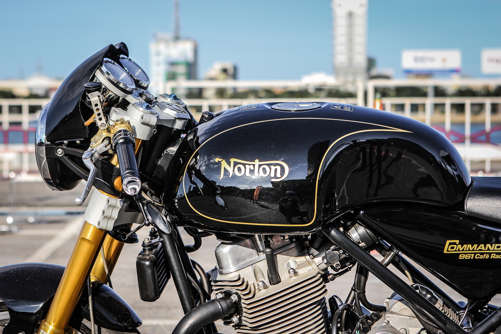 Norton Commando 961 cafe racer tai Viet Nam anh 7