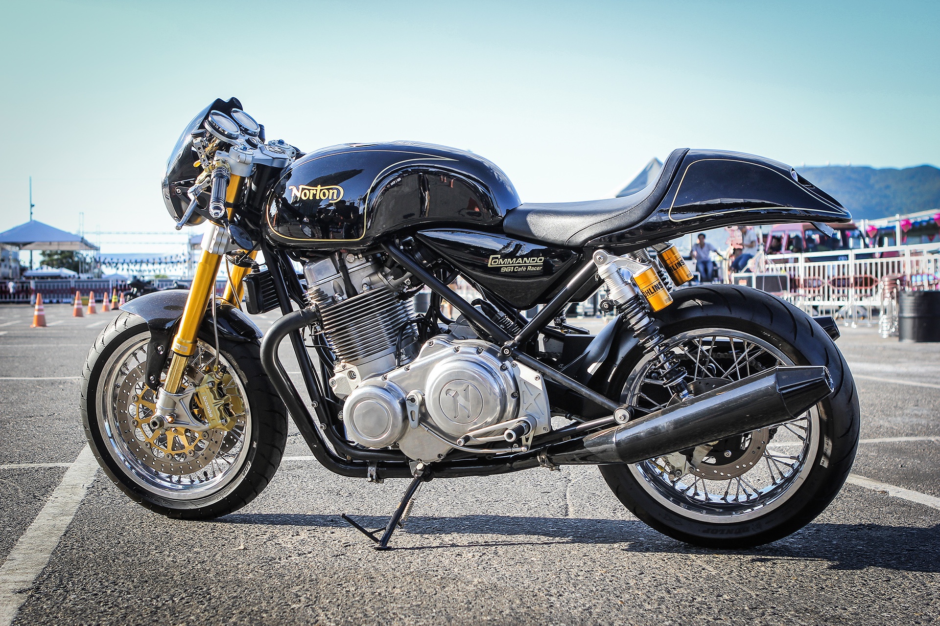 Norton Commando 961 cafe racer tai Viet Nam anh 3