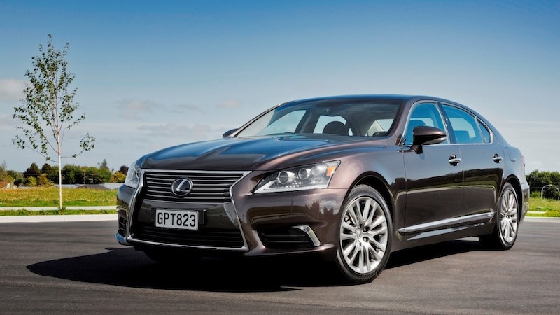 Hau het xe hybrid khong tiet kiem bang xe dong co dot trong hinh anh