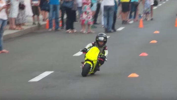 Cau be 3 tuoi dieu khien xe nhu biker chuyen nghiep hinh anh