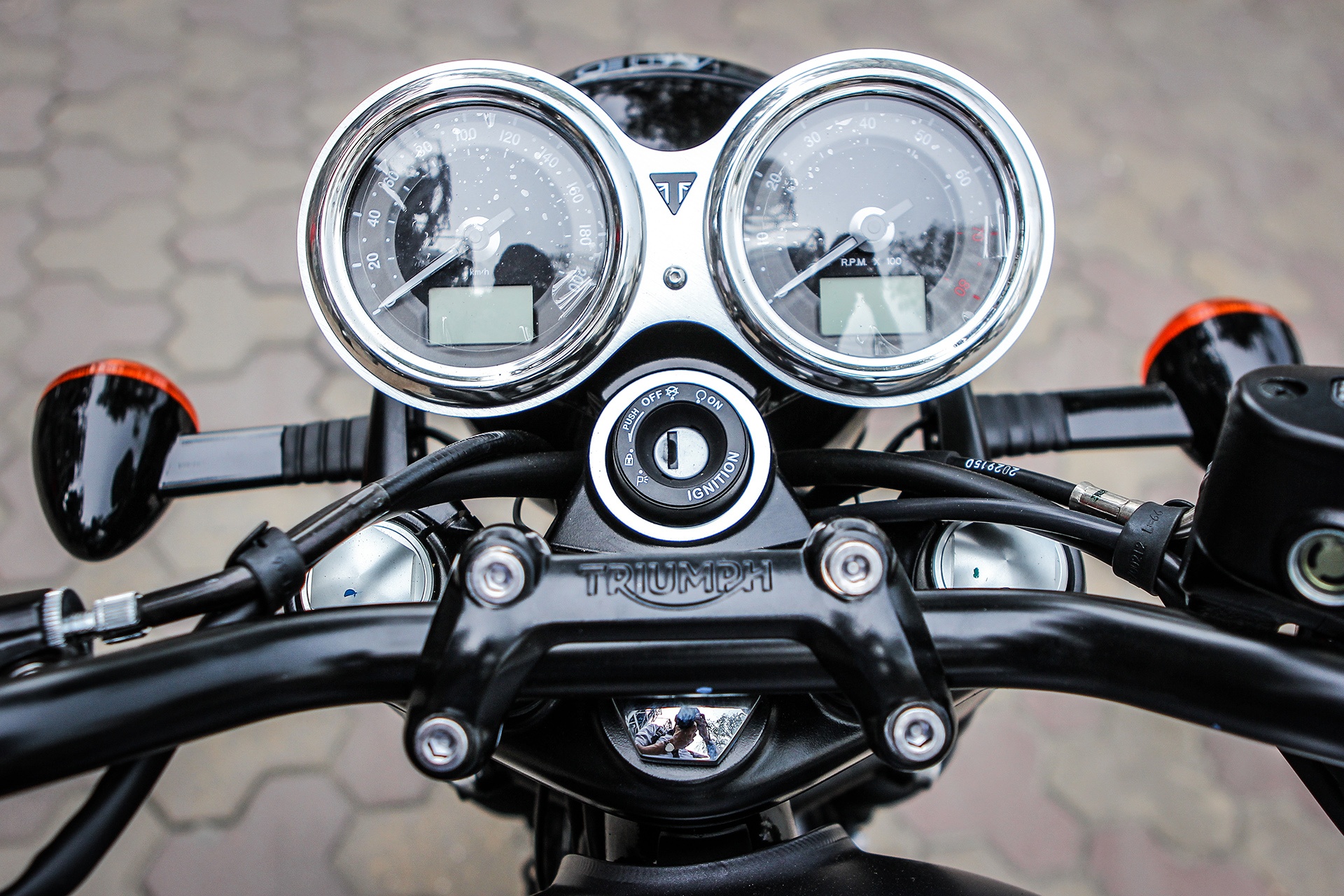 Triumph Bonneville T120 Black ve Viet Nam anh 4