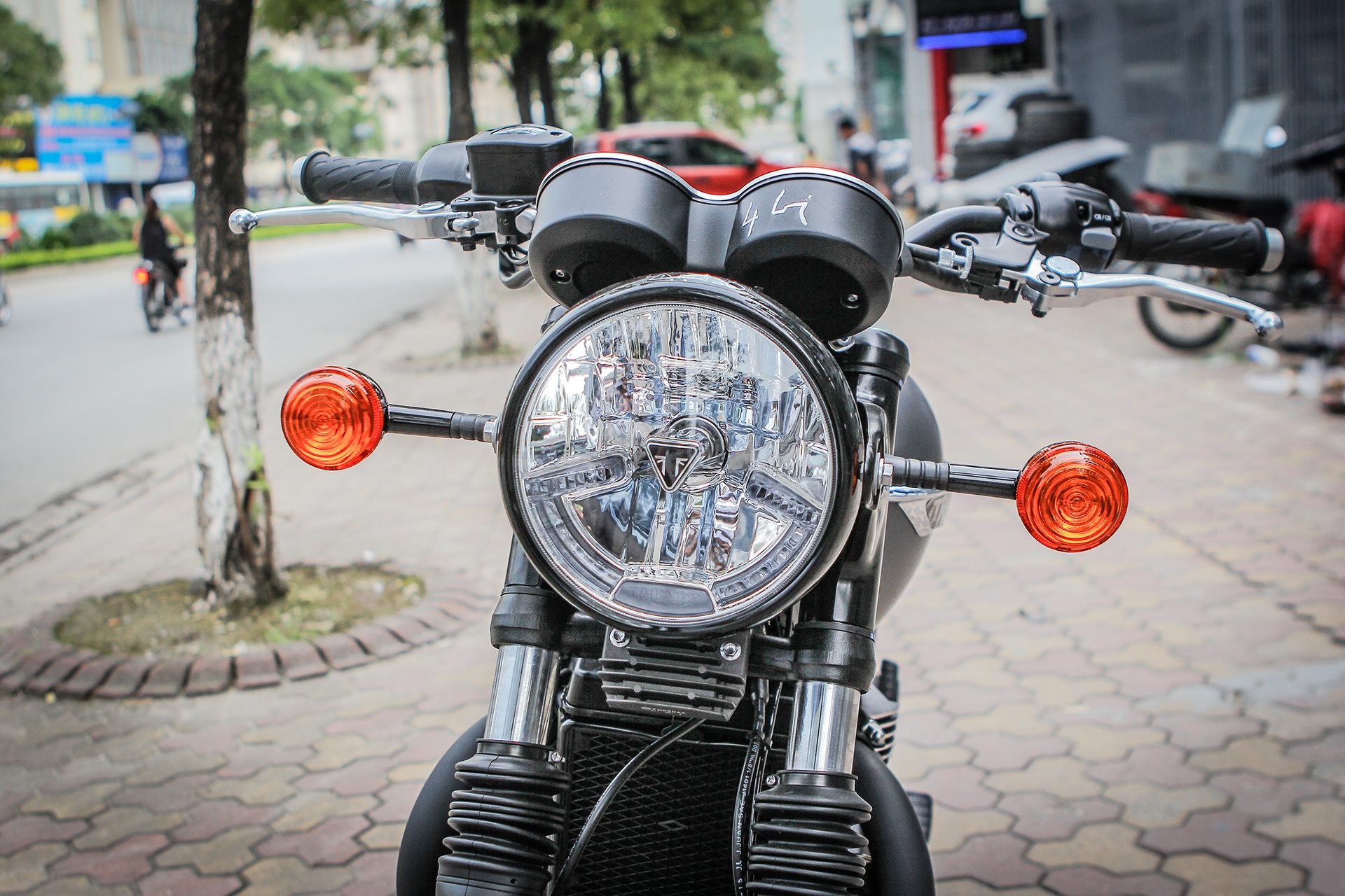 Triumph Bonneville T120 Black ve Viet Nam anh 3