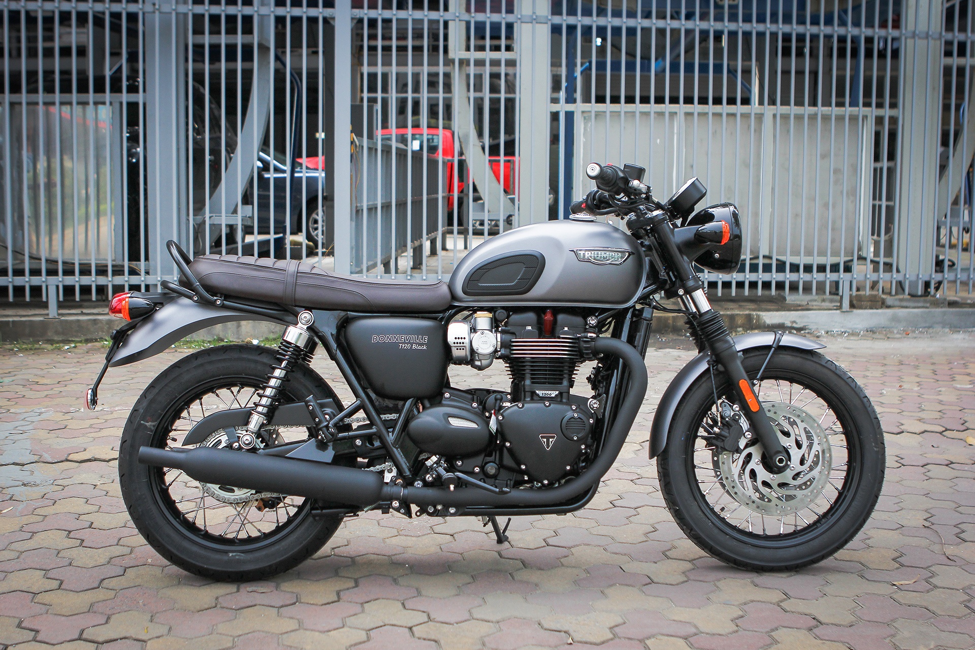 Triumph Bonneville T120 Black ve Viet Nam anh 2