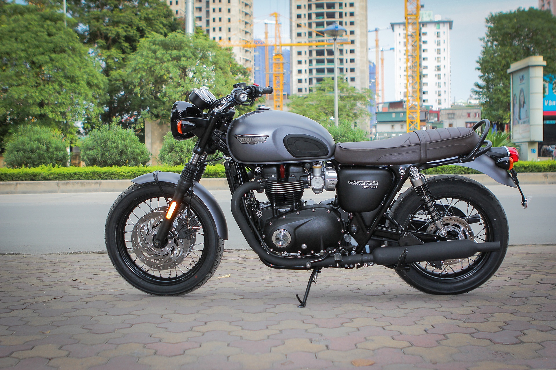 Triumph Bonneville T120 Black ve Viet Nam anh 1
