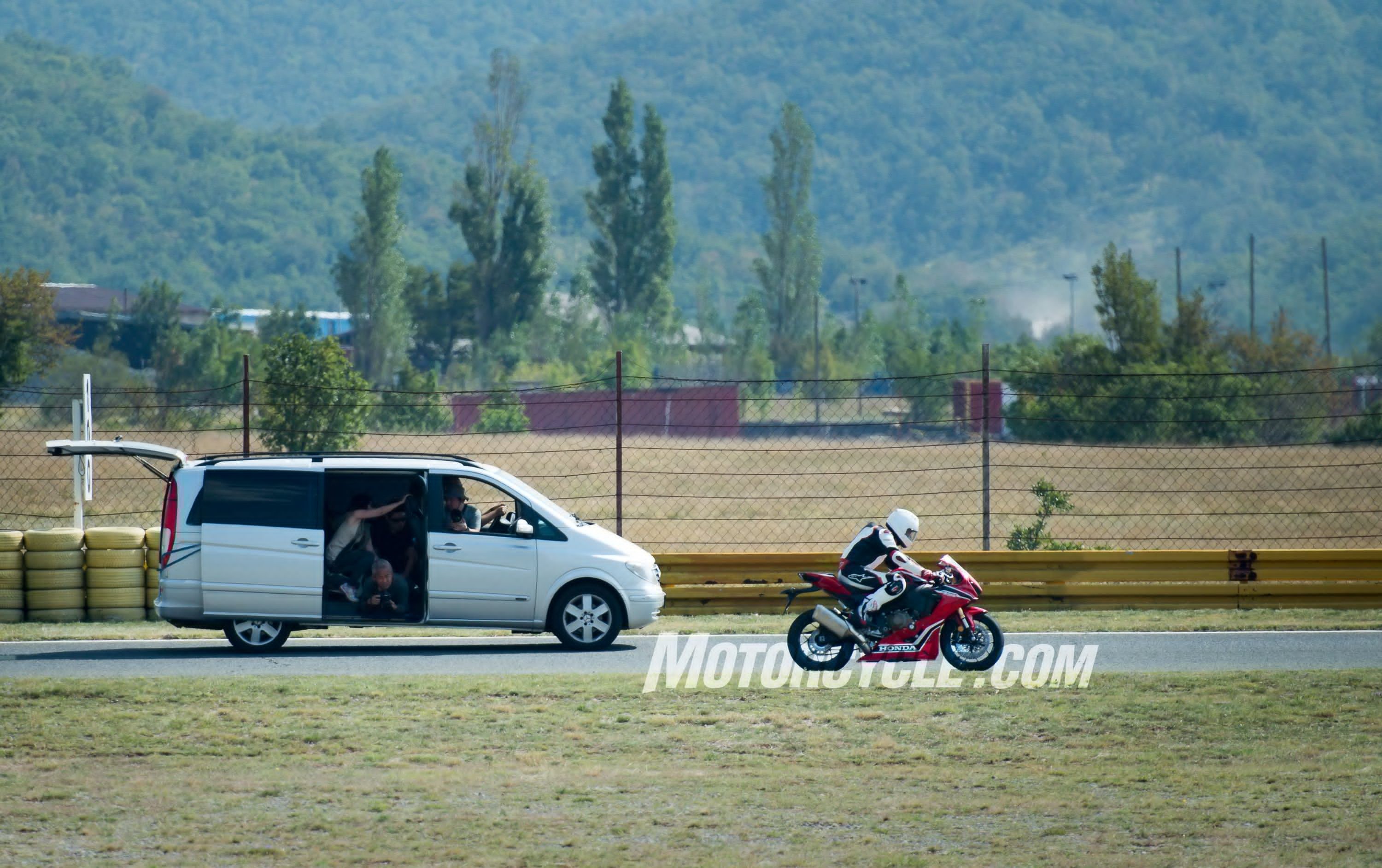 Honda CBR1000RR 2017 lo dien anh 5