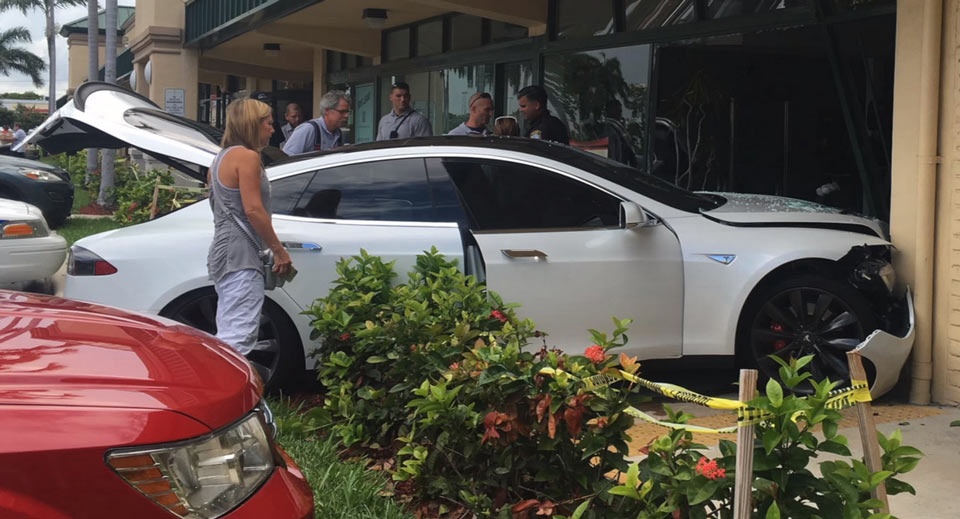 Xe dien Tesla Model S tang toc dot ngot dam vao phong gym hinh anh