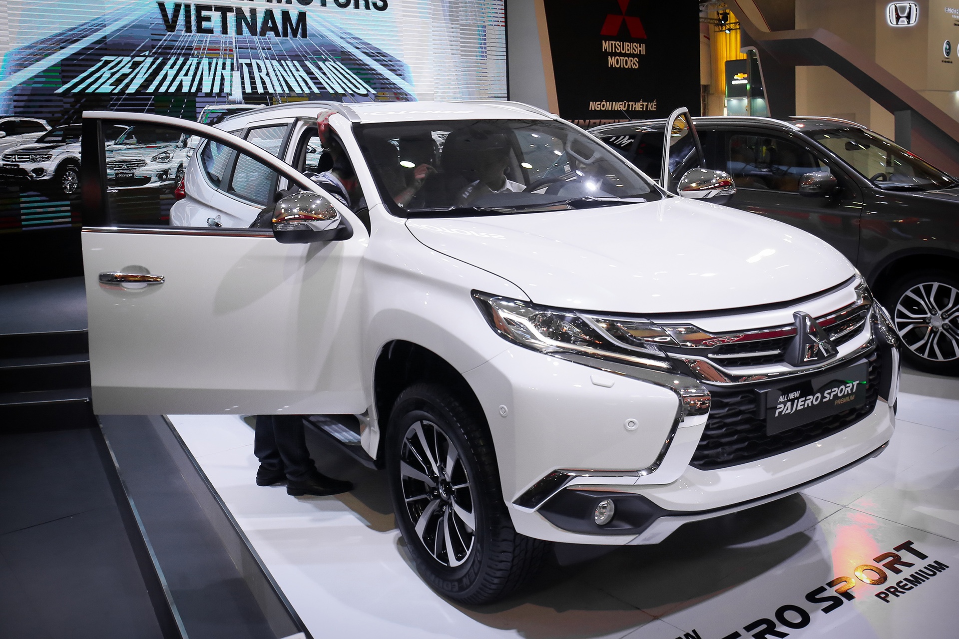 Pajero Sport 2016 gia tu 1,4 ty, canh tranh Toyota Fortuner hinh anh