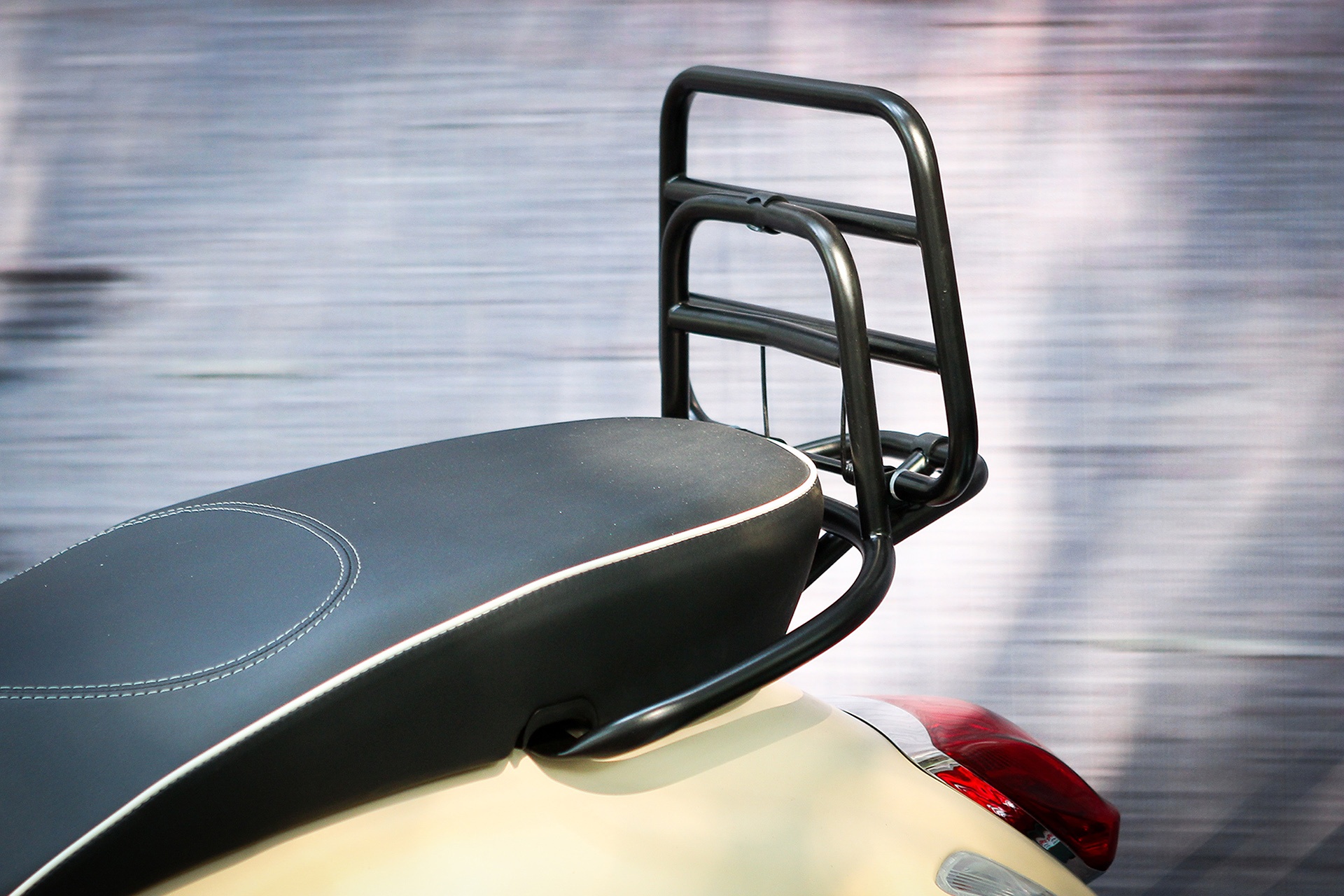 Vespa Sprint ABS Adventure tai Viet Nam anh 4