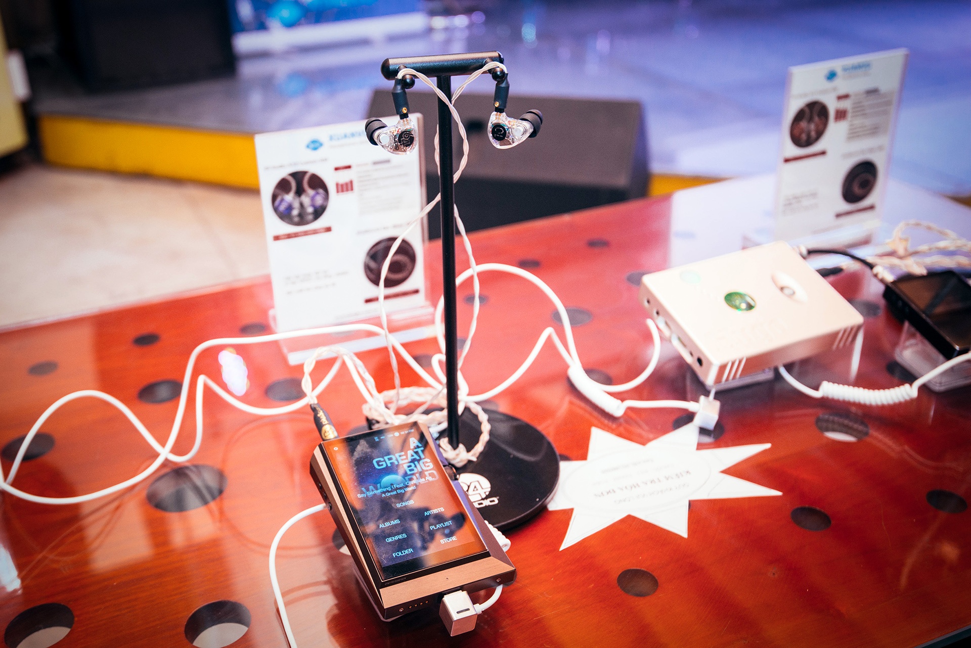 Loat tai nghe hang thua xuat hien tai Ha Noi hinh anh