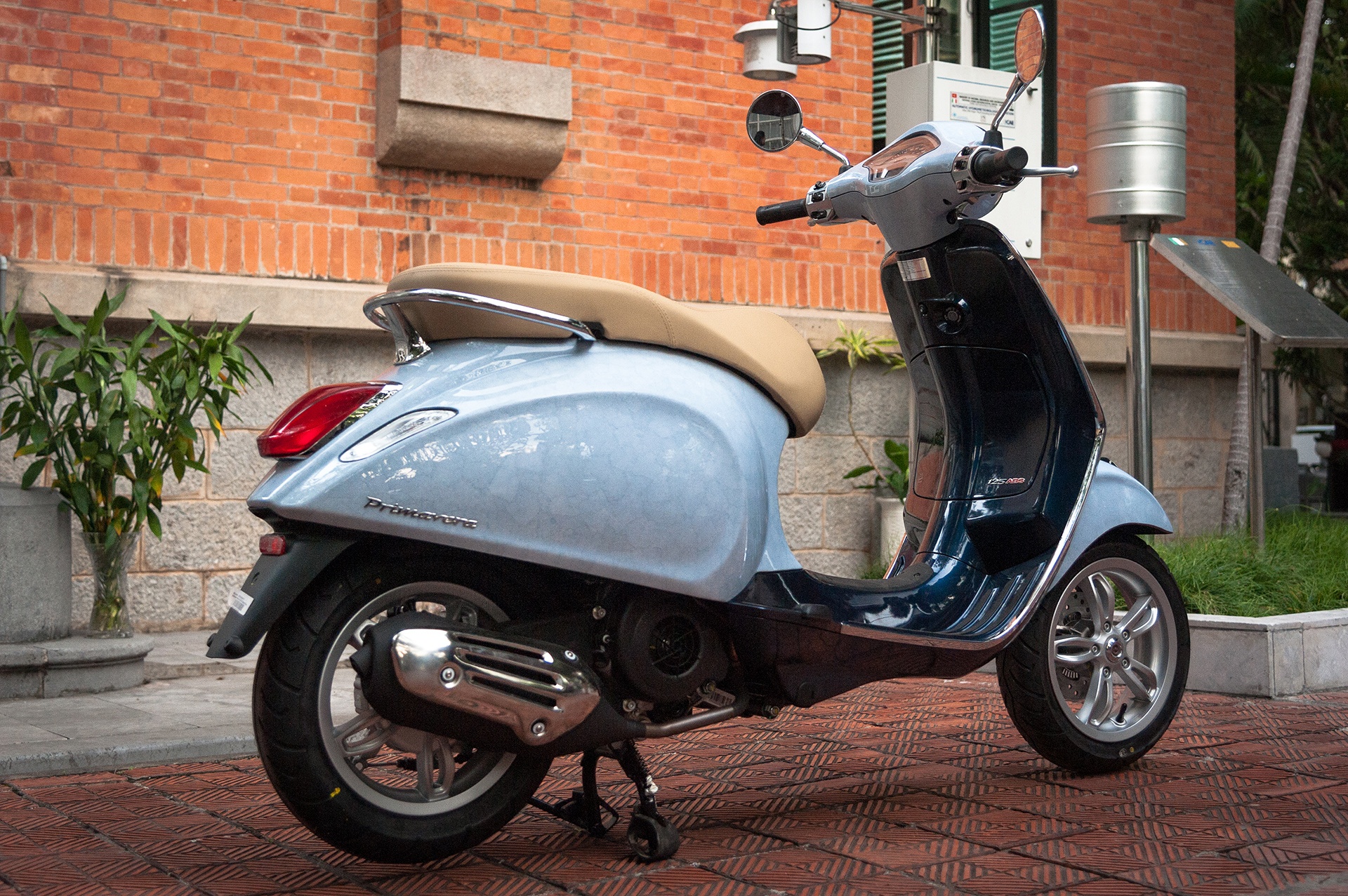 Vespa Primavera can trung tai Viet Nam anh 2