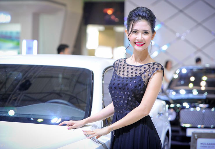 Nhung bong hong xinh dep tai trien lam xe quoc te Viet Nam hinh anh