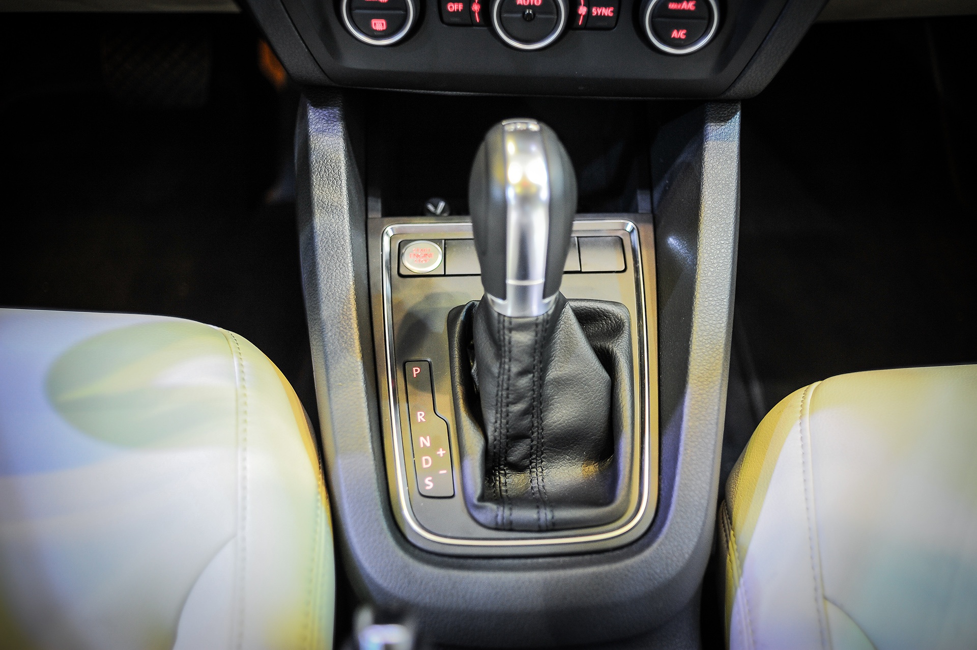 Volkswagen Jetta canh tranh Toyota Altis anh 11