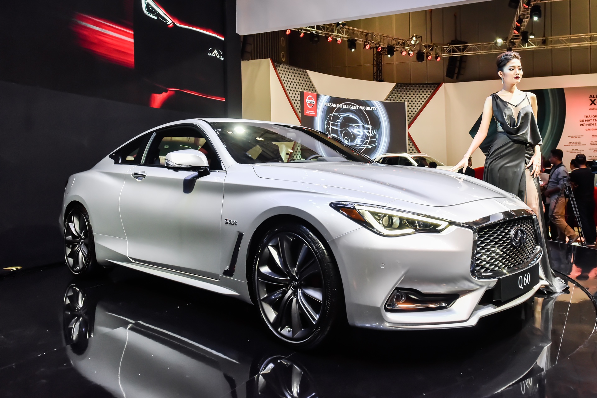 Xe 2 cua hang sang Infiniti Q60 2017 dau tien tai Viet Nam hinh anh