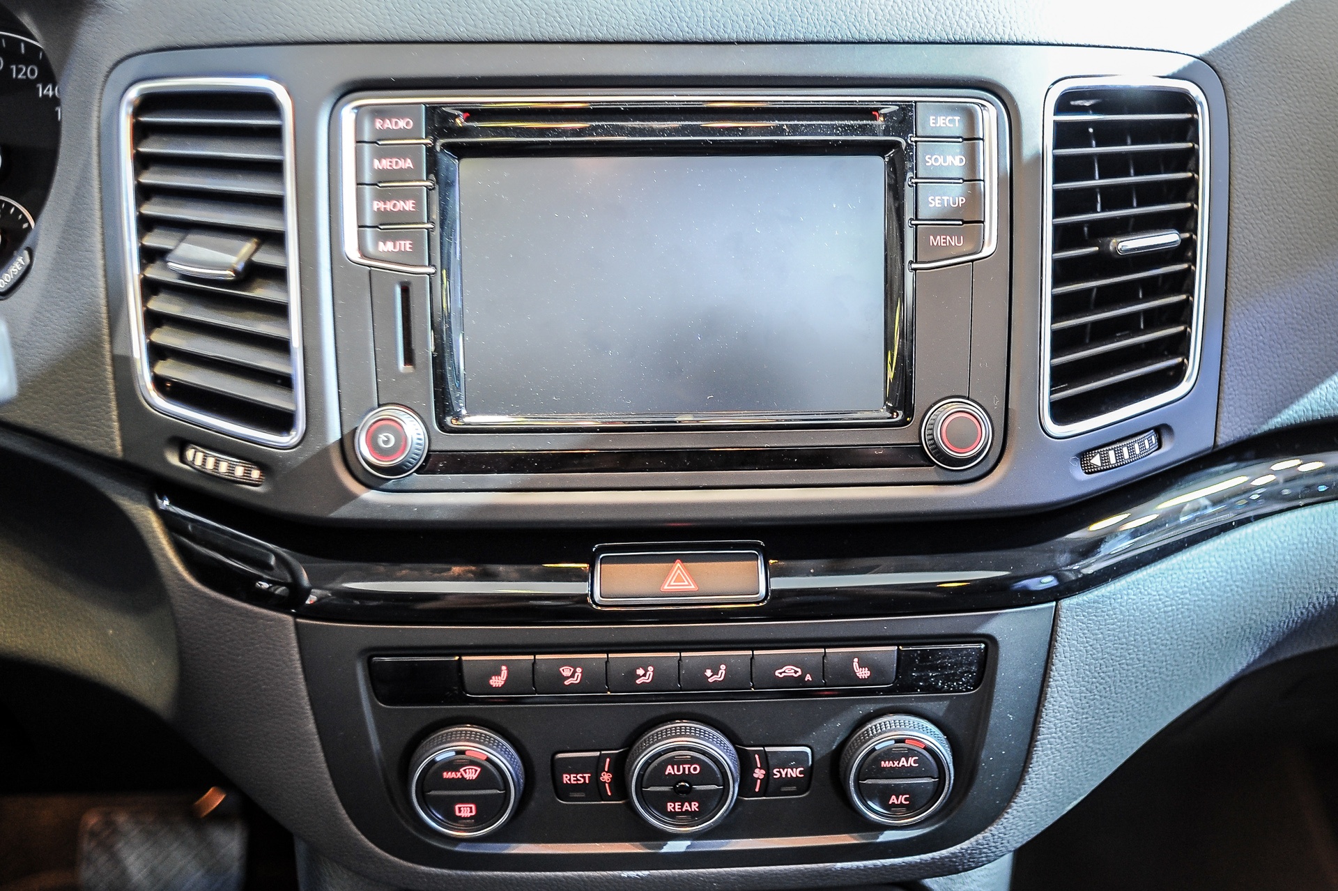 Volkswagen Sharan ve Viet Nam anh 9