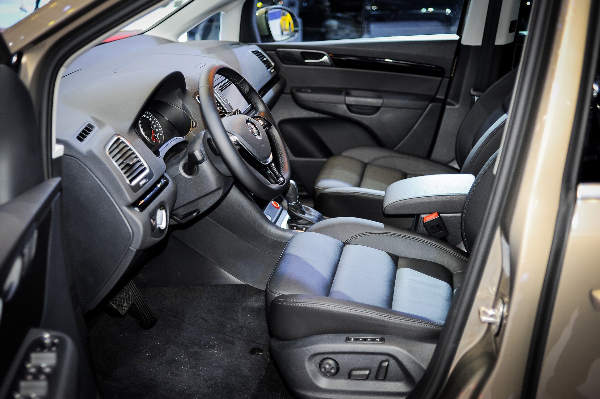 Volkswagen Sharan ve Viet Nam anh 7