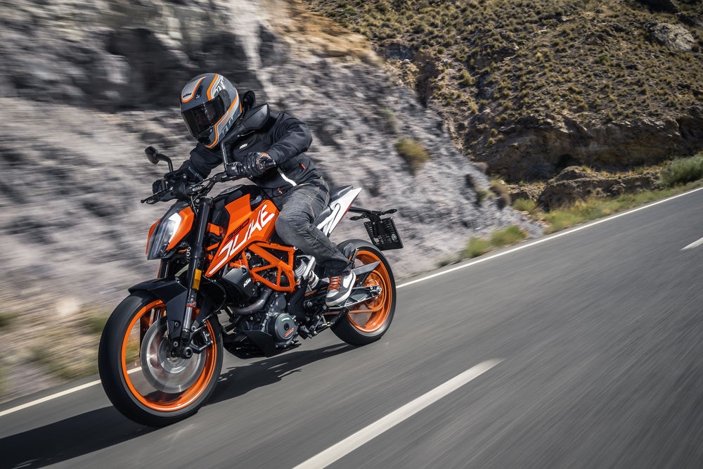 KTM Duke 390 2017 thay doi lon ve dien mao hinh anh