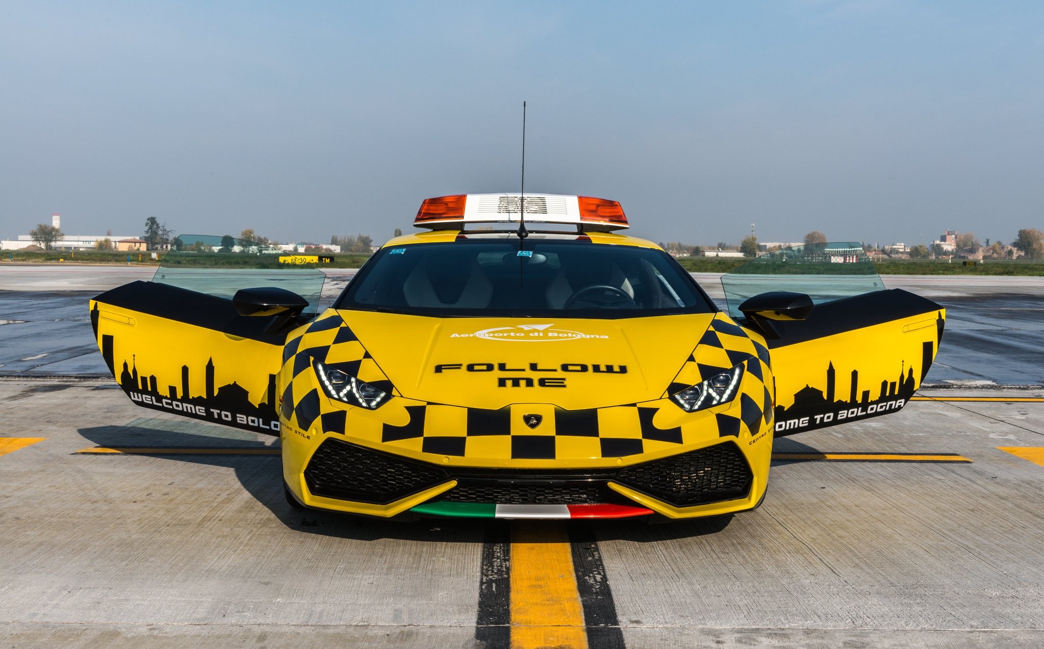 Lamborghini Huracan lam xe dan duong tai san bay hinh anh