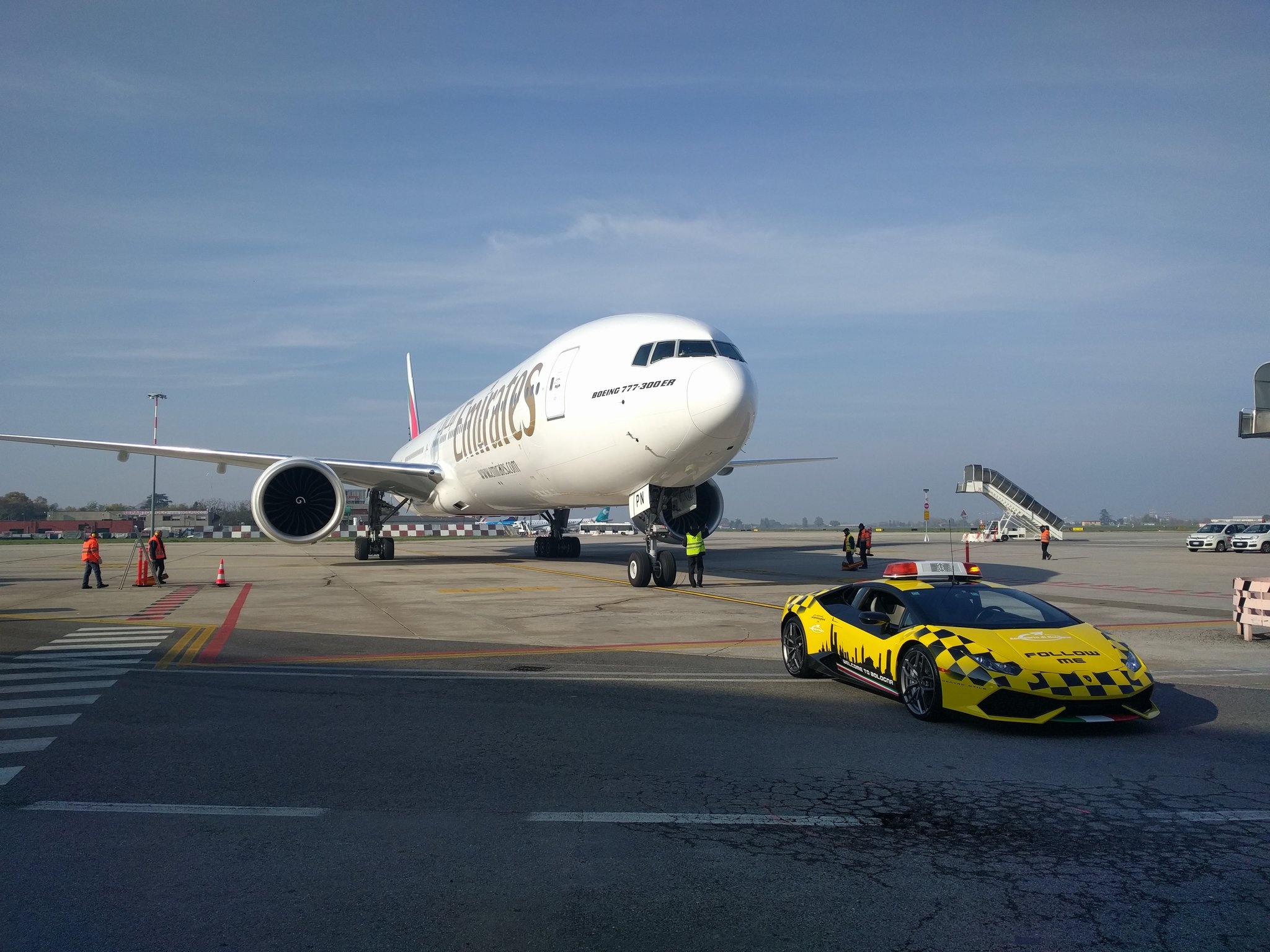 siêu xe Lamborghini Huracan tại sân bay ảnh 1 sieu xe Lamborghini Huracan tai san bay anh 1