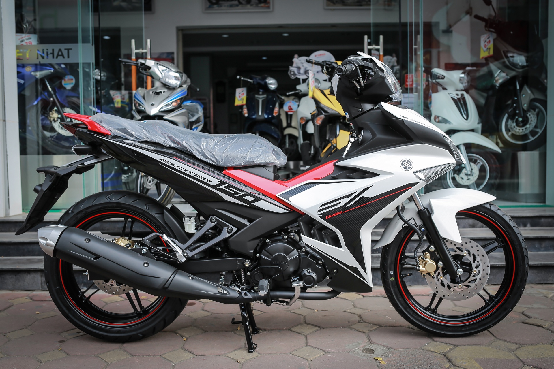 Exciter 150 thay mau tem moi dip cuoi nam hinh anh