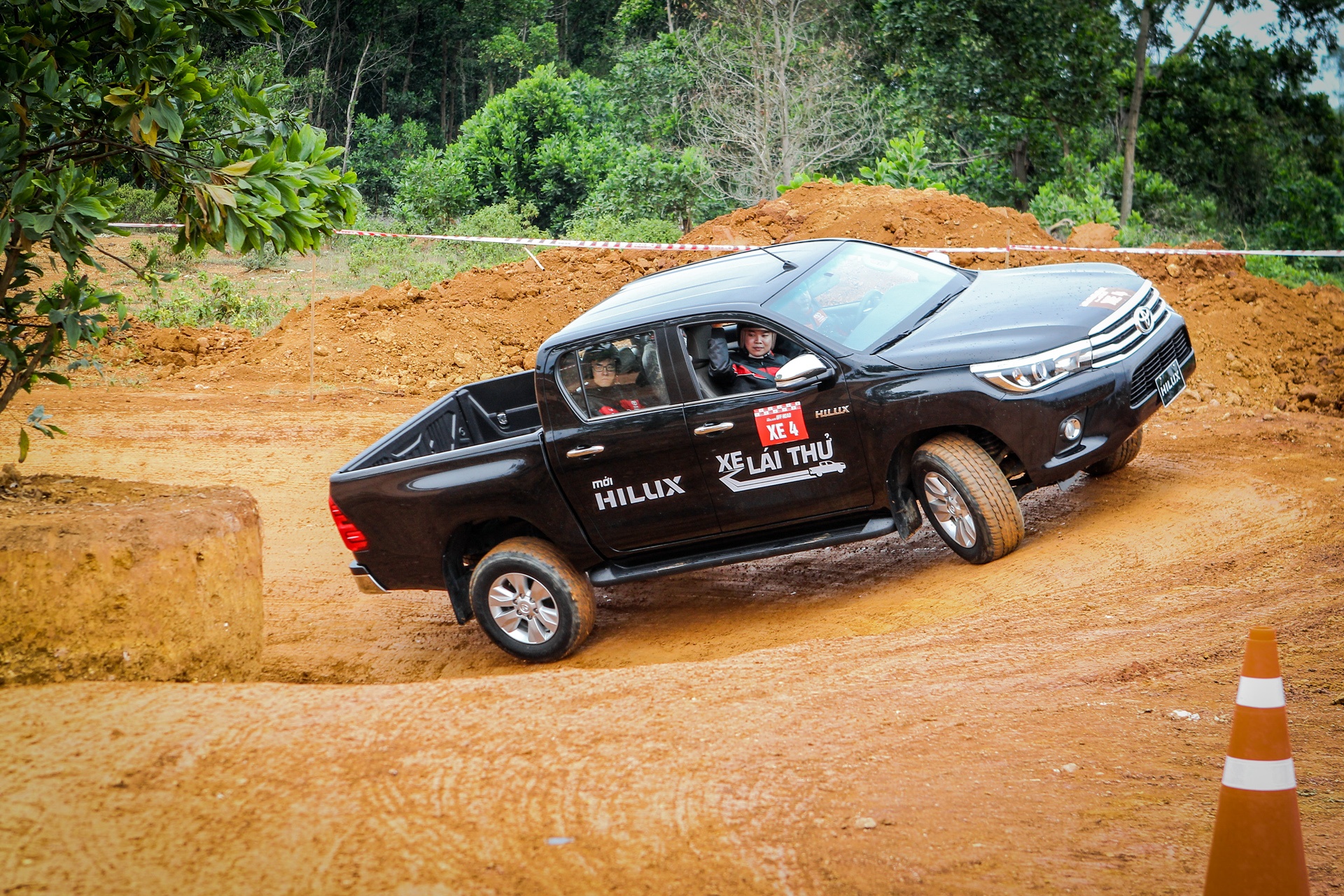 Toyota Hilux 2016 off road anh 6