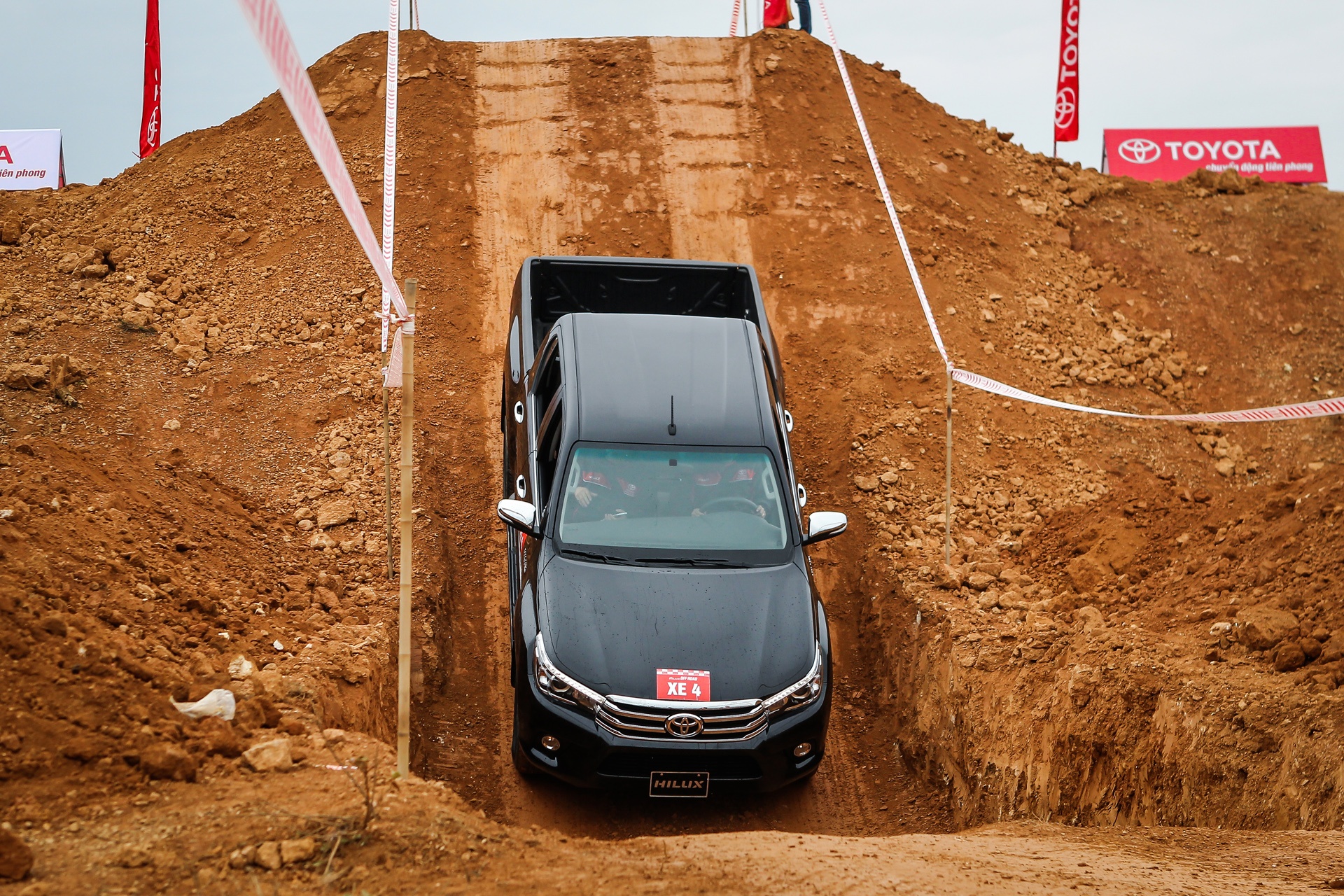 Toyota Hilux 2016 off road anh 4