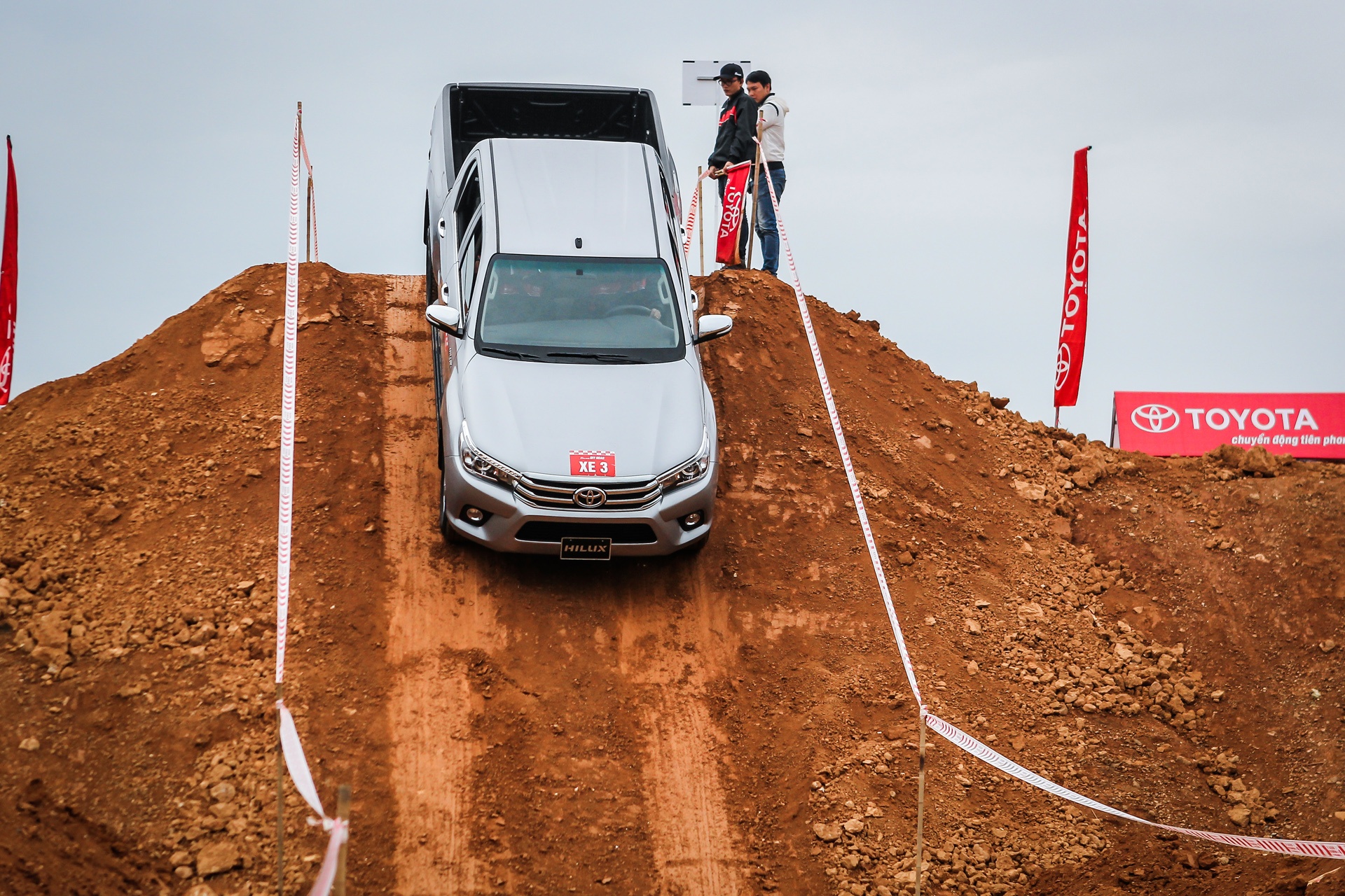 Toyota Hilux 2016 off road anh 3