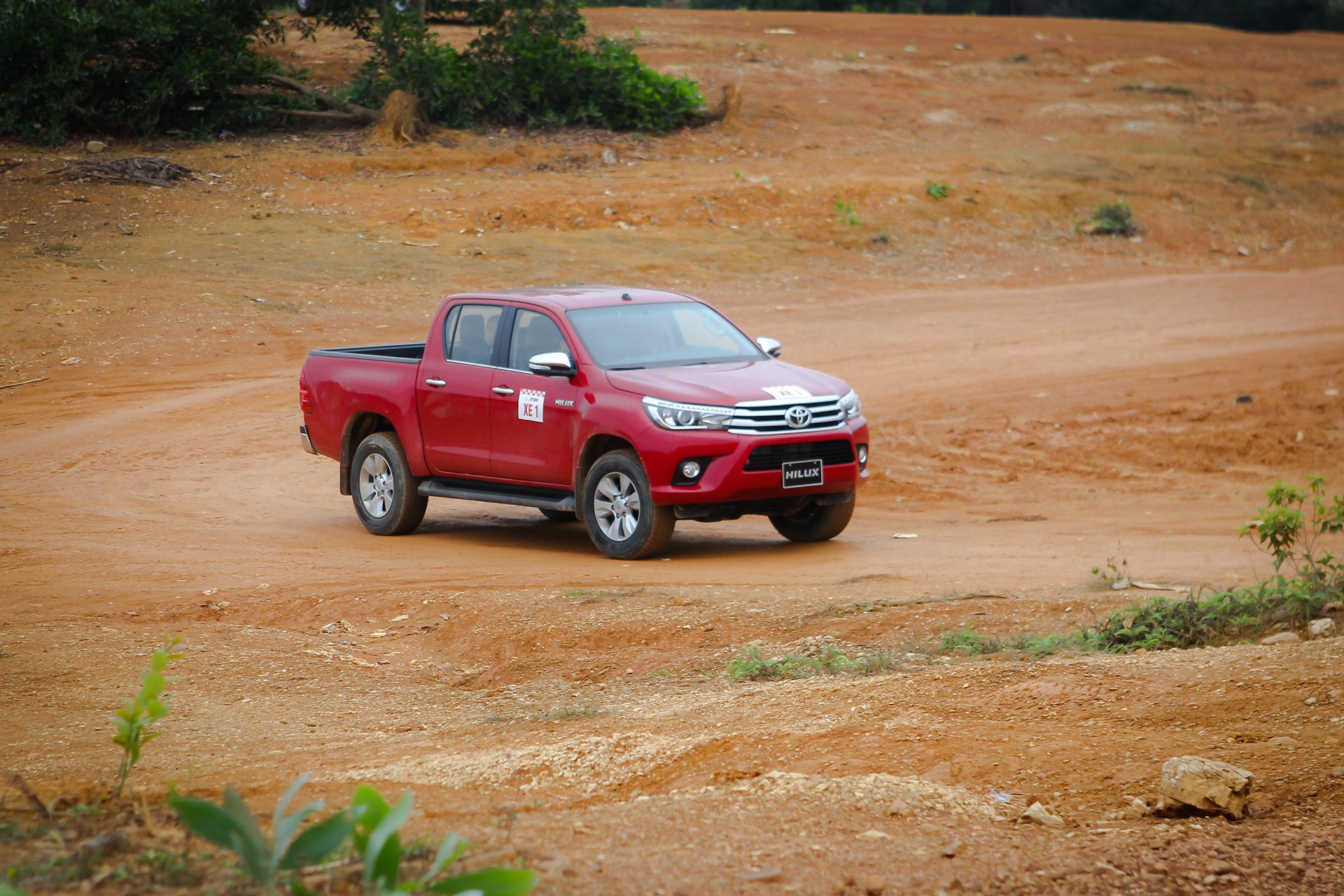 Toyota Hilux 2016 off road anh 1