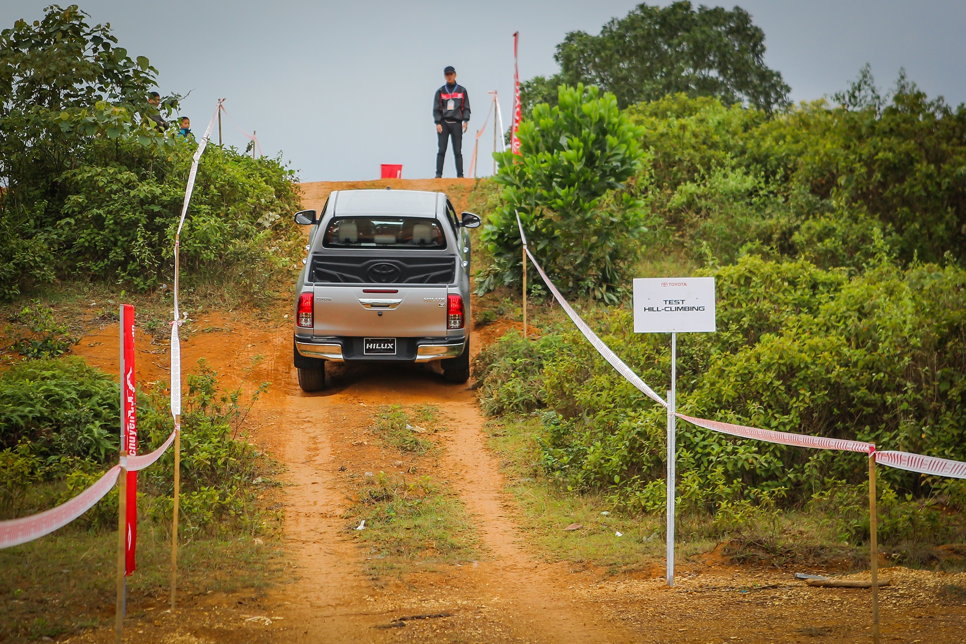 Toyota Hilux 2016 off road anh 9