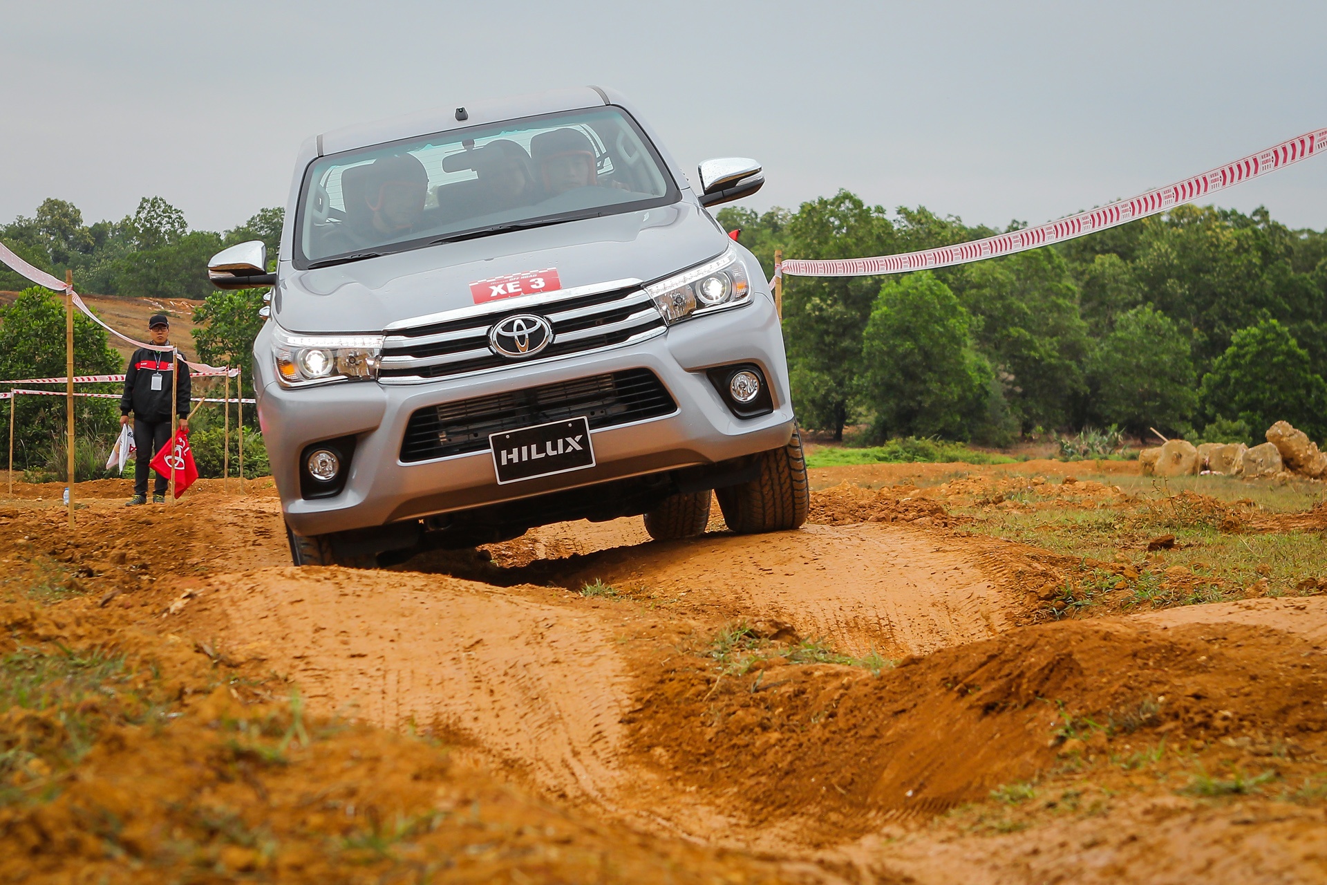 Trai nghiem kha nang off-road Toyota Hilux 2016 moi ban hinh anh