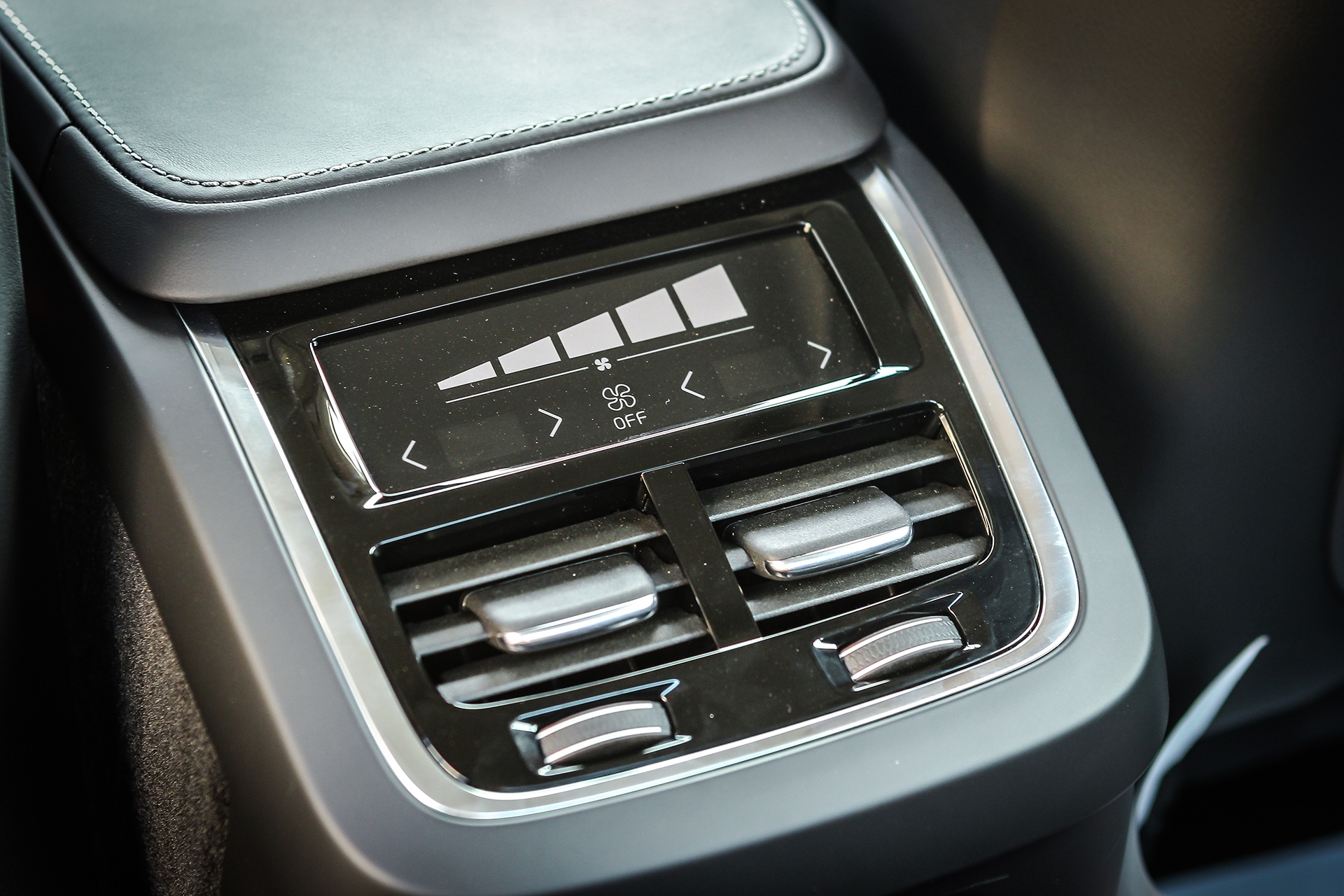 Volvo S90 Momentum gia hon 2 ty anh 13