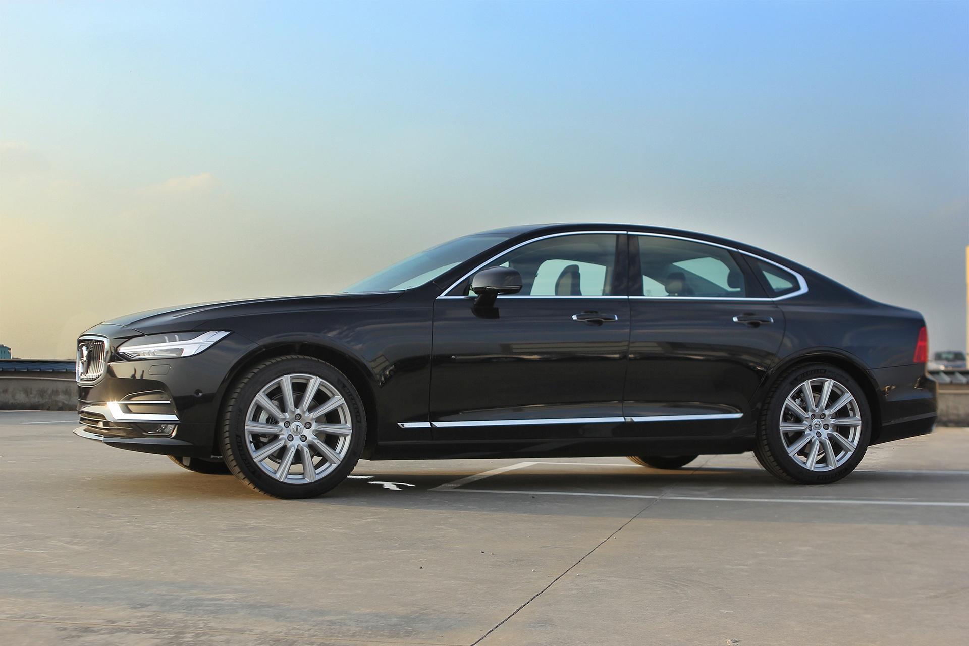 Volvo S90 Momentum gia hon 2 ty anh 2