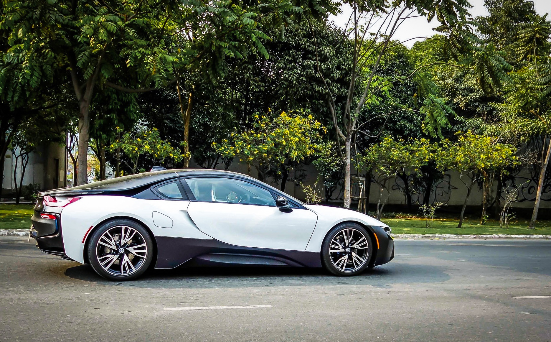 BMW i8 tren duong pho Viet Nam anh 3