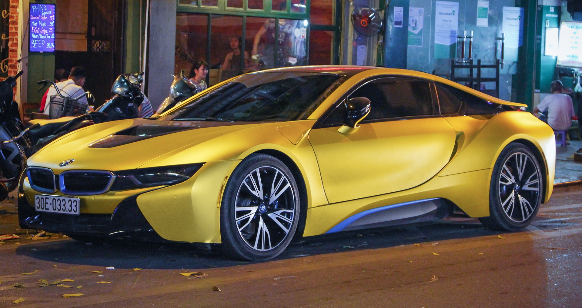 BMW i8 tren duong pho Viet Nam anh 6