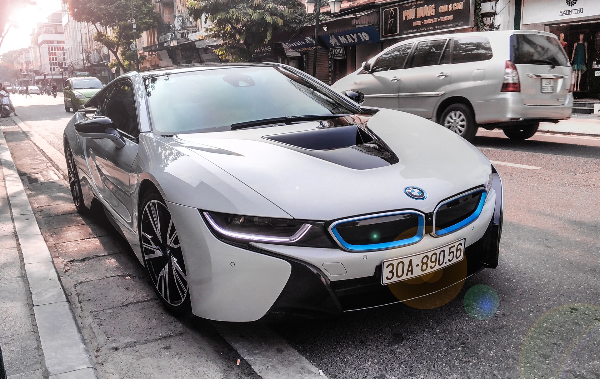 BMW i8 tren duong pho Viet Nam anh 5
