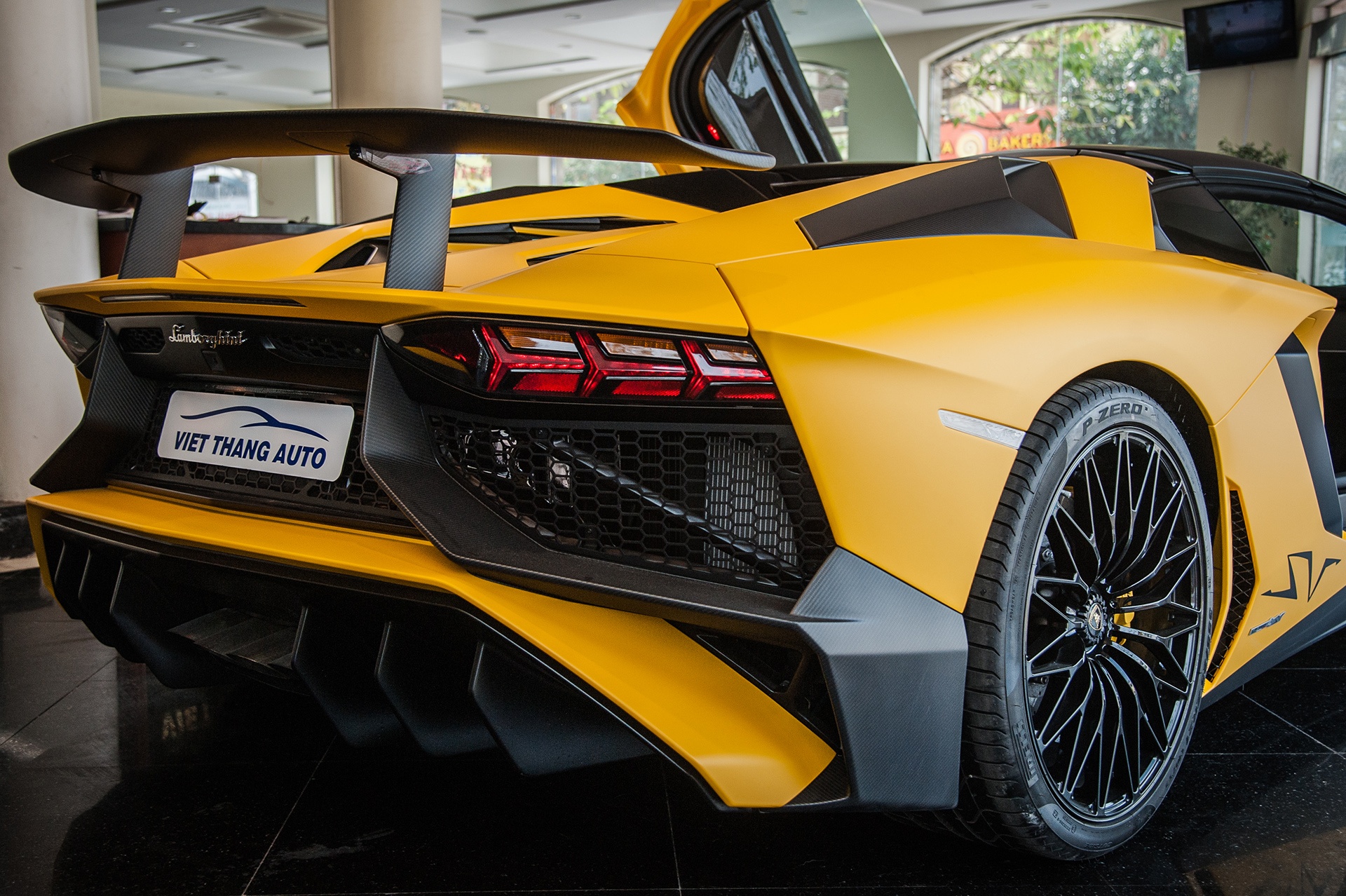 Lamborghini Aventador Roadster SV tai Viet Nam anh 6