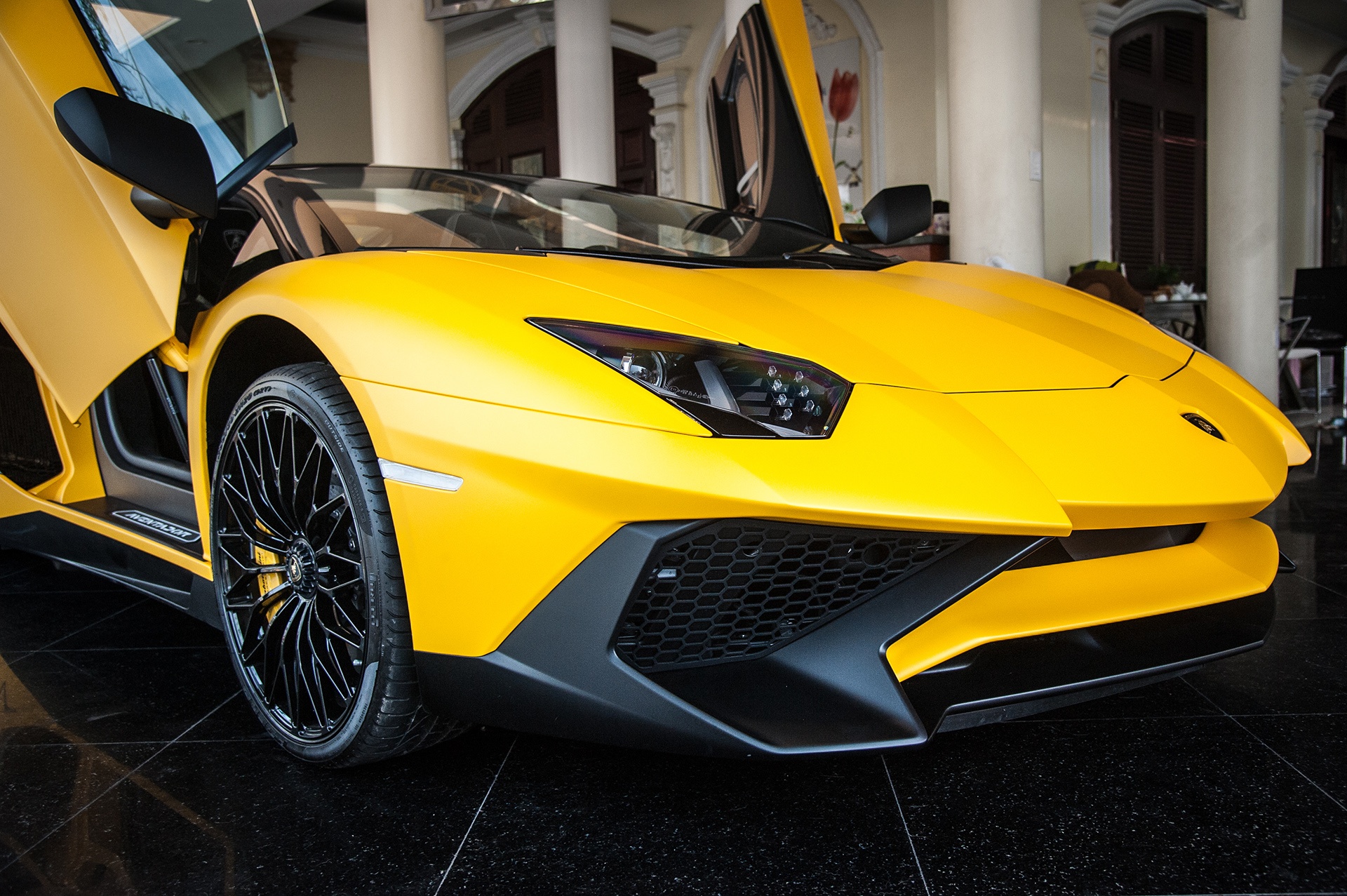 Lamborghini Aventador Roadster SV tai Viet Nam anh 3