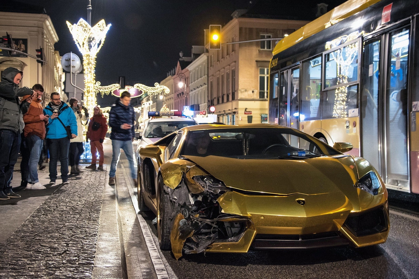 Lamborghini Aventador gặp nạn ảnh 1 Lamborghini Aventador gap nan anh 1