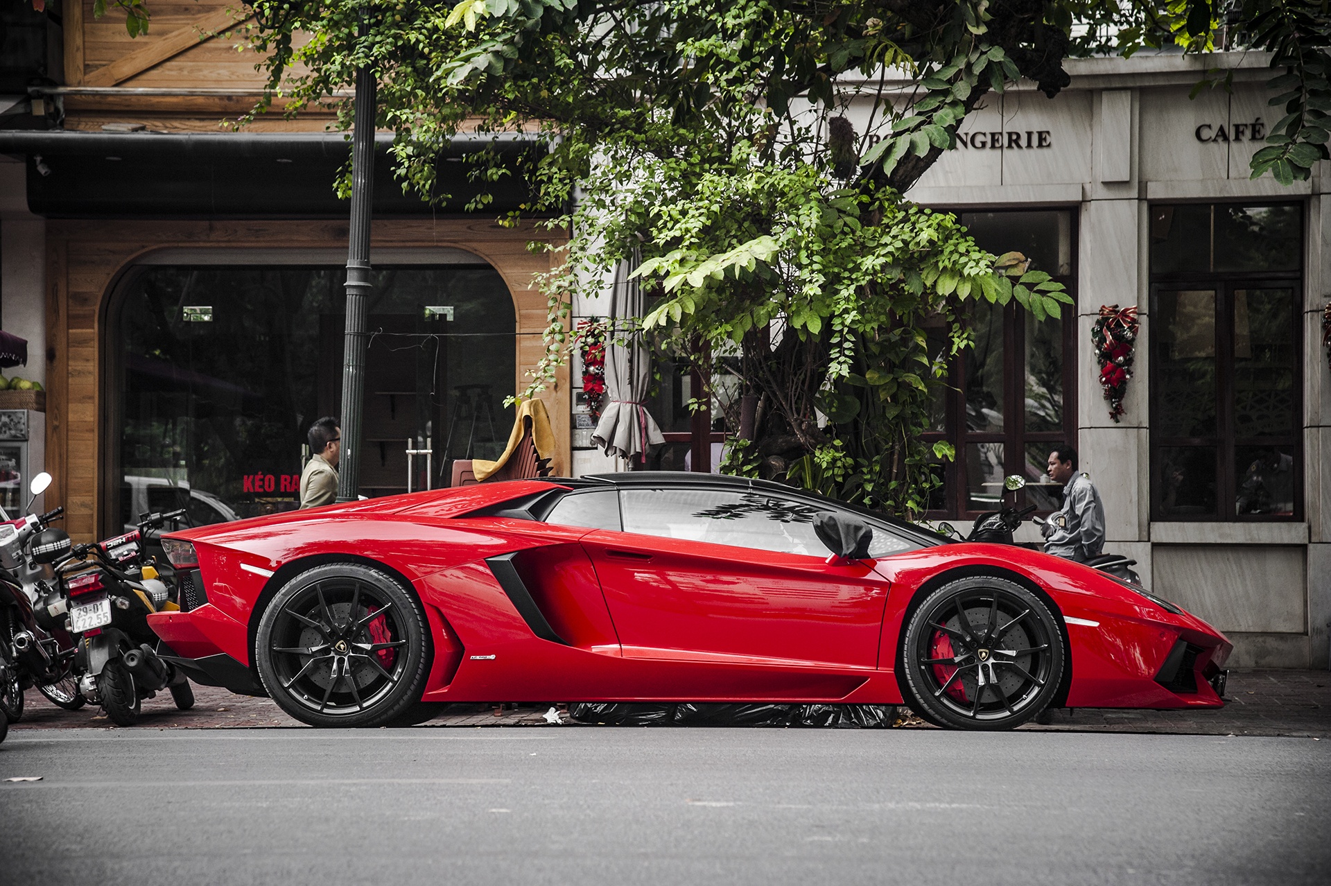 Lamborghini Aventador Roadster hon 20 ty tai Ha Noi anh 1