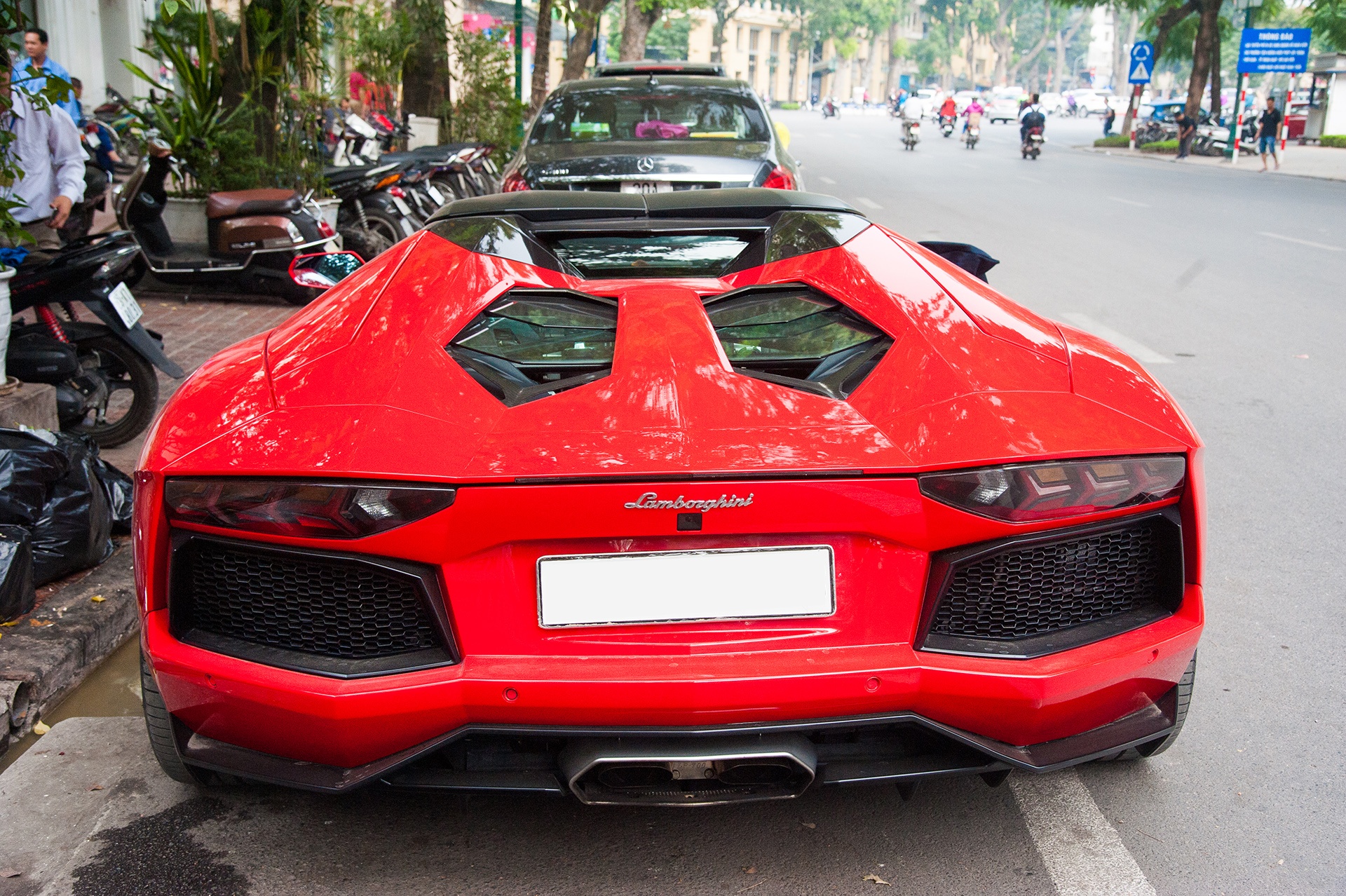 Lamborghini Aventador Roadster hon 20 ty tai Ha Noi anh 4