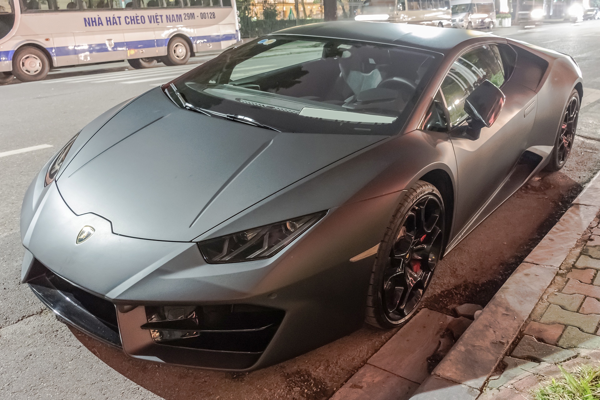 Cap sieu xe hiem tai Ha Noi cung nhau xuong pho hinh anh