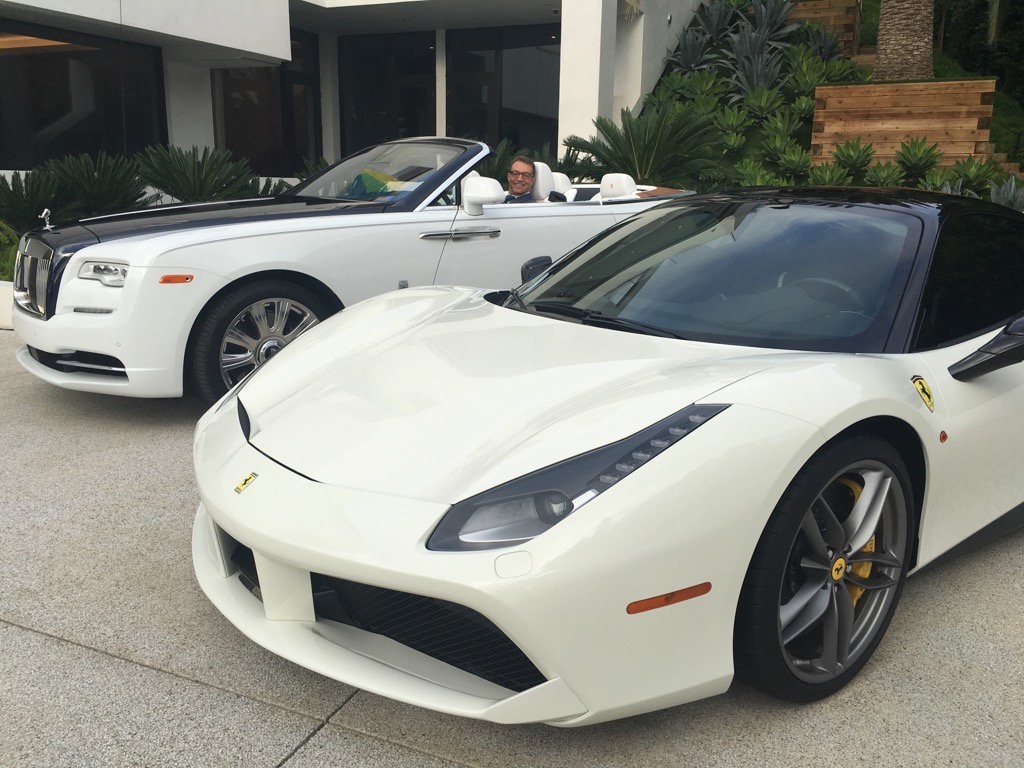 Chu nha mua Ferrari, Rolls-Royce cho nguoi lam dung hinh anh