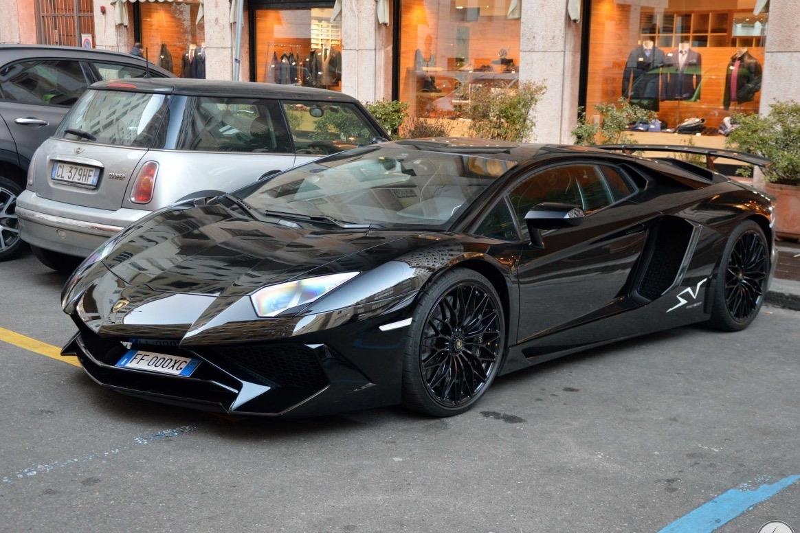 Sieu xe Lamborghini Aventador SV den bong ham ho hinh anh