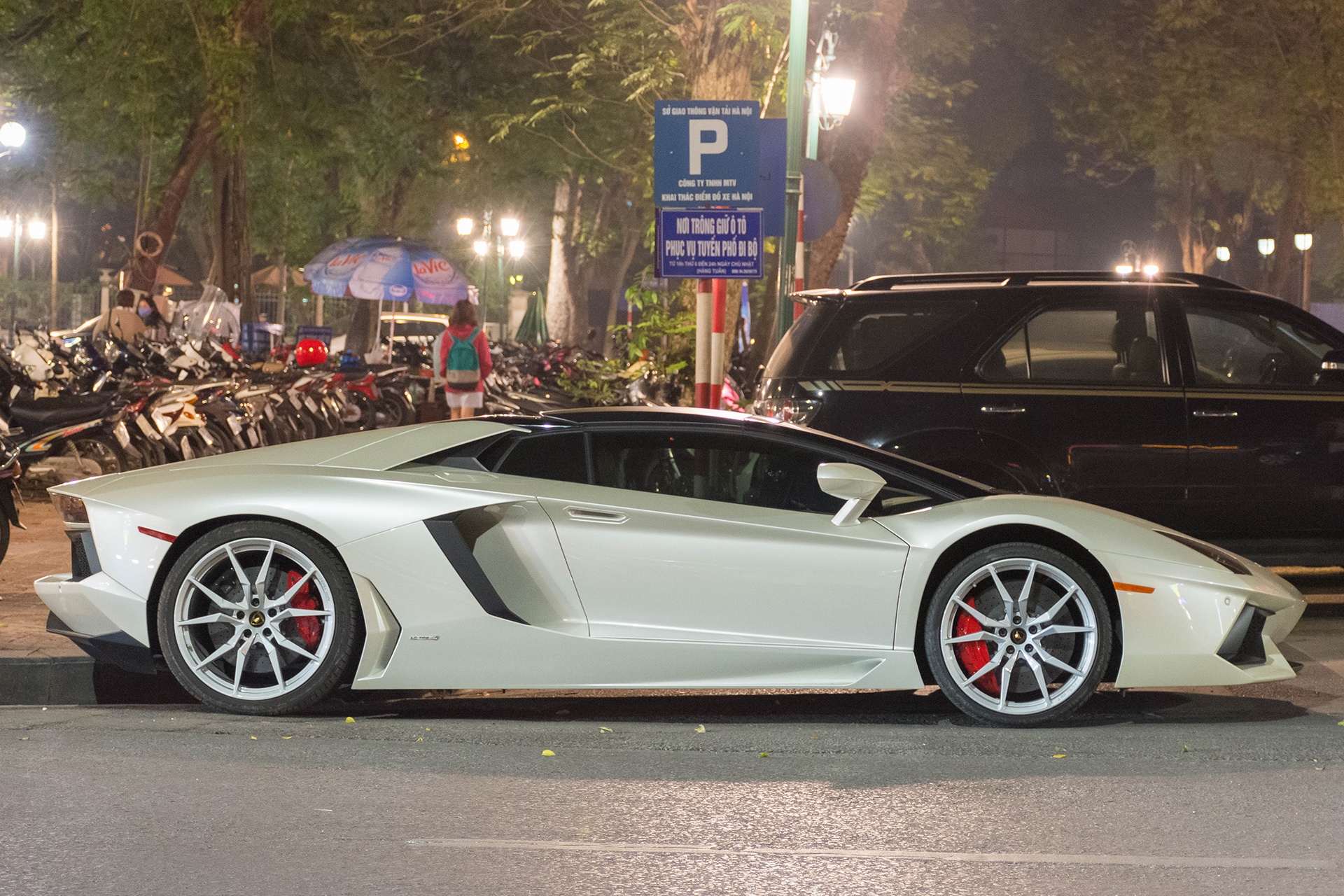 Lamborghini Aventador Roadster tai Ha Noi anh 4