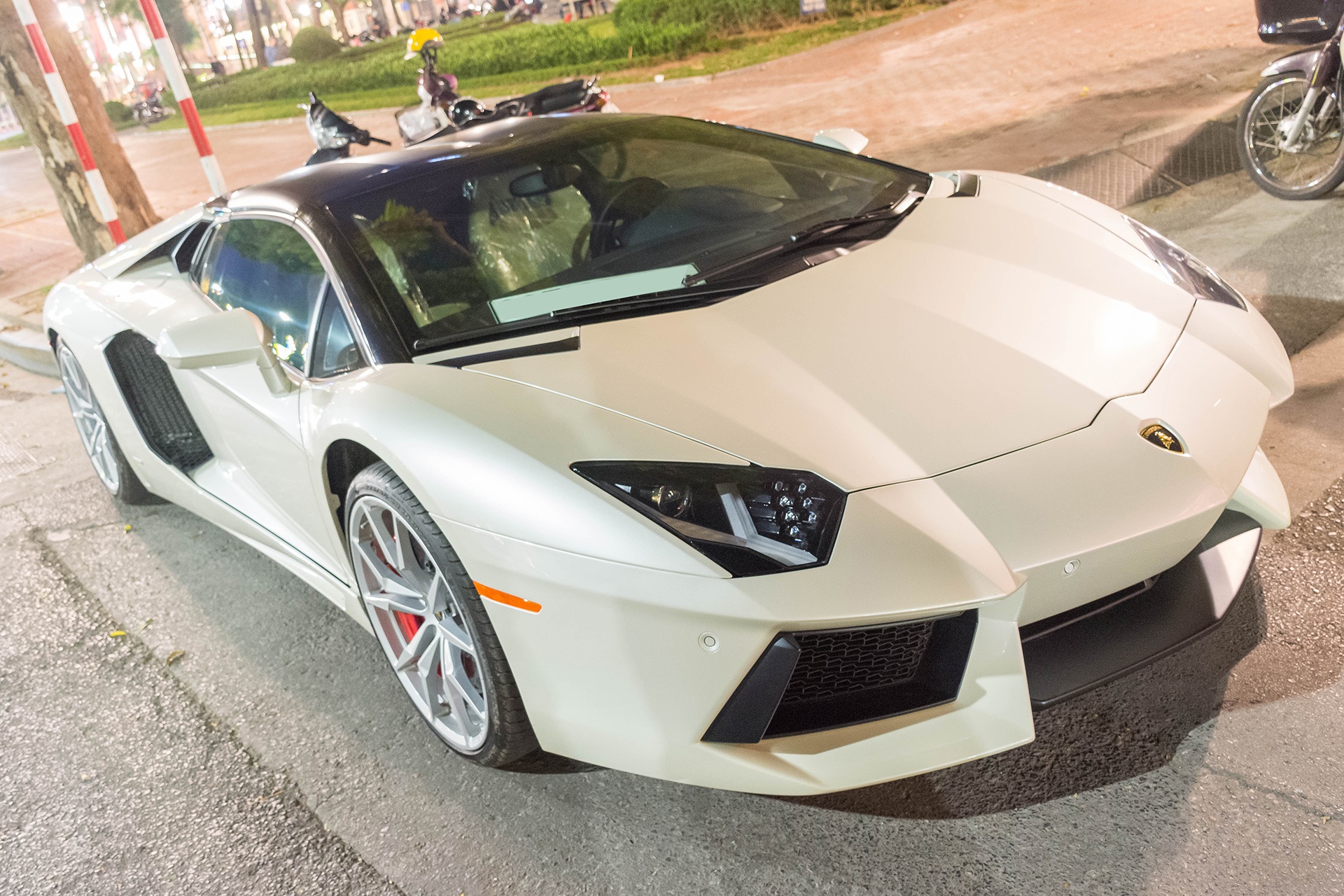 Lamborghini Aventador Roadster ra bien trang tai Ha Noi hinh anh
