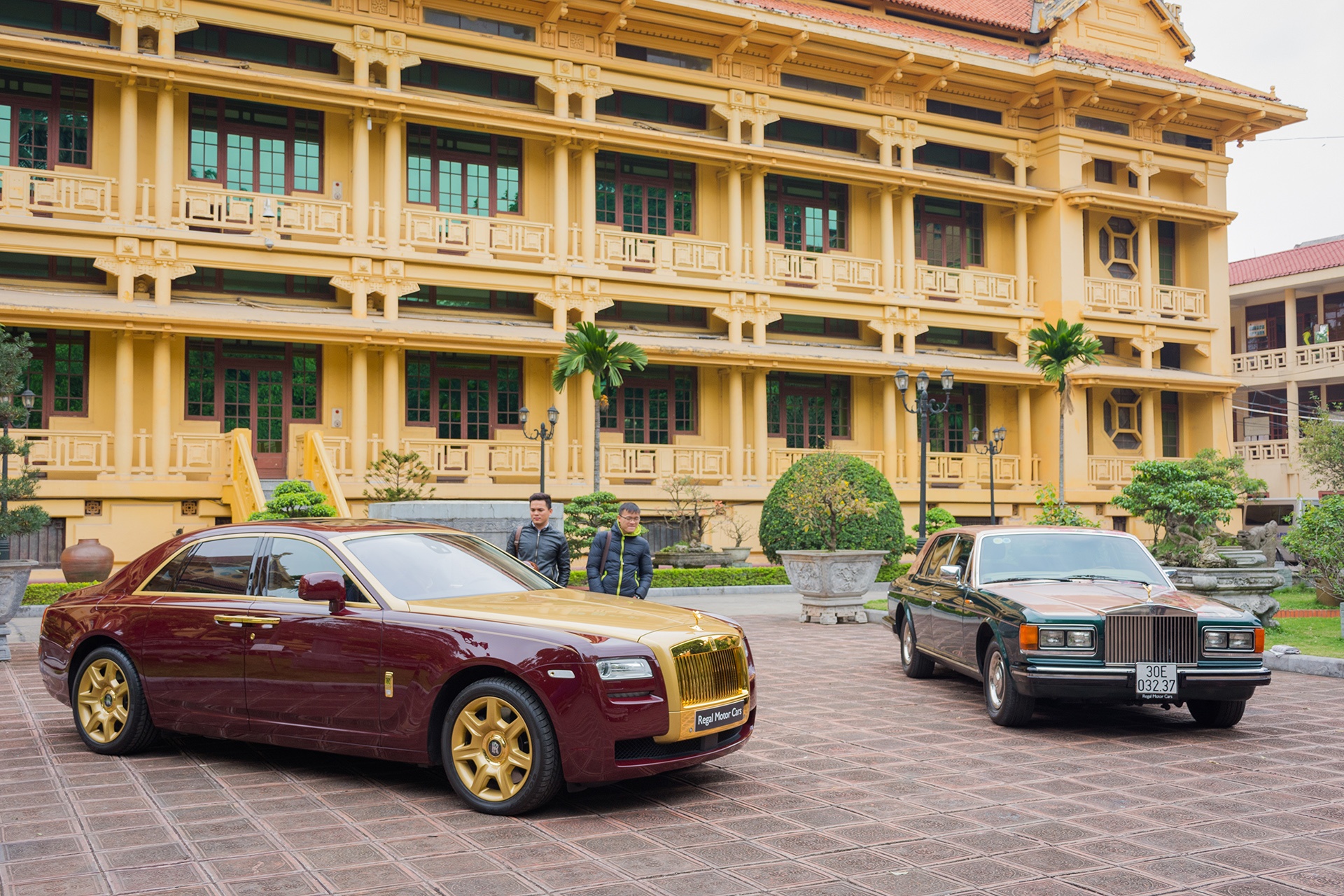 Cap xe Rolls-Royce doc nhat Viet Nam cung nhau khoe dang hinh anh