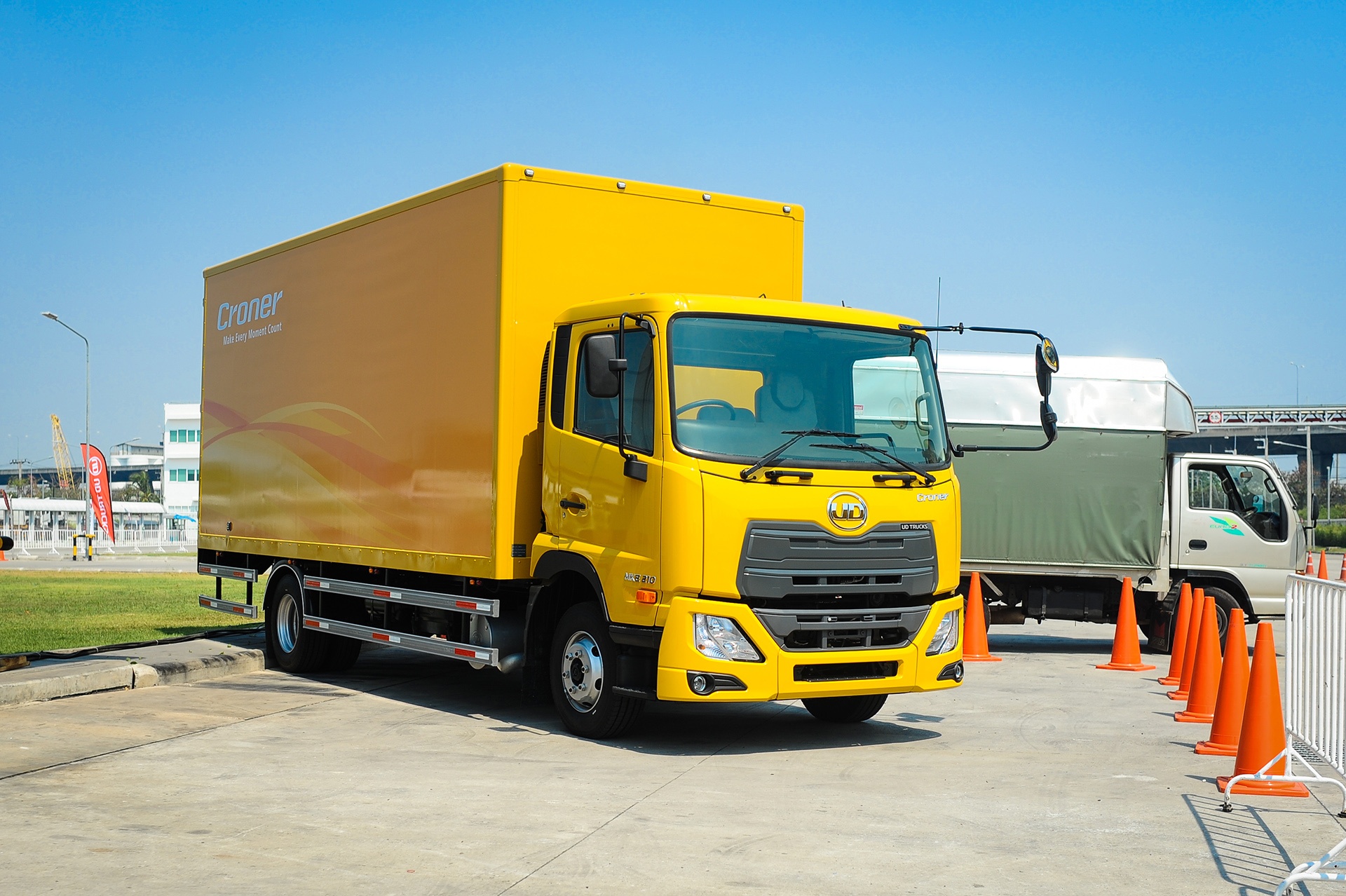UD Trucks ra mat xe tai so tu dong, ban tai Viet Nam quy III hinh anh