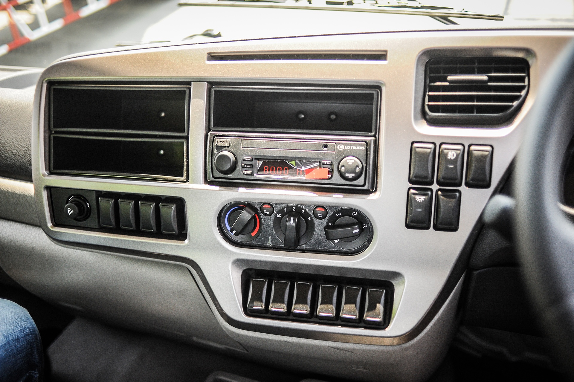 Xe tai UD Trucks Croner ra mat anh 5