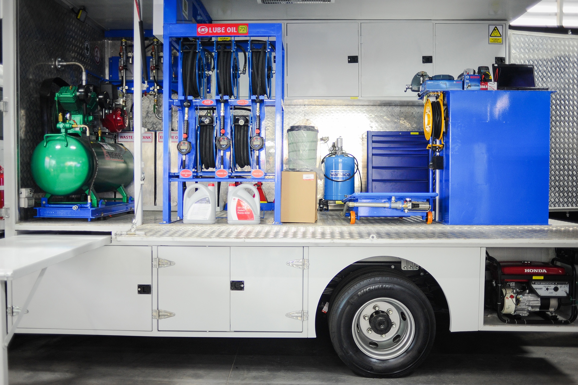 Xe tai UD Trucks Croner ra mat anh 10