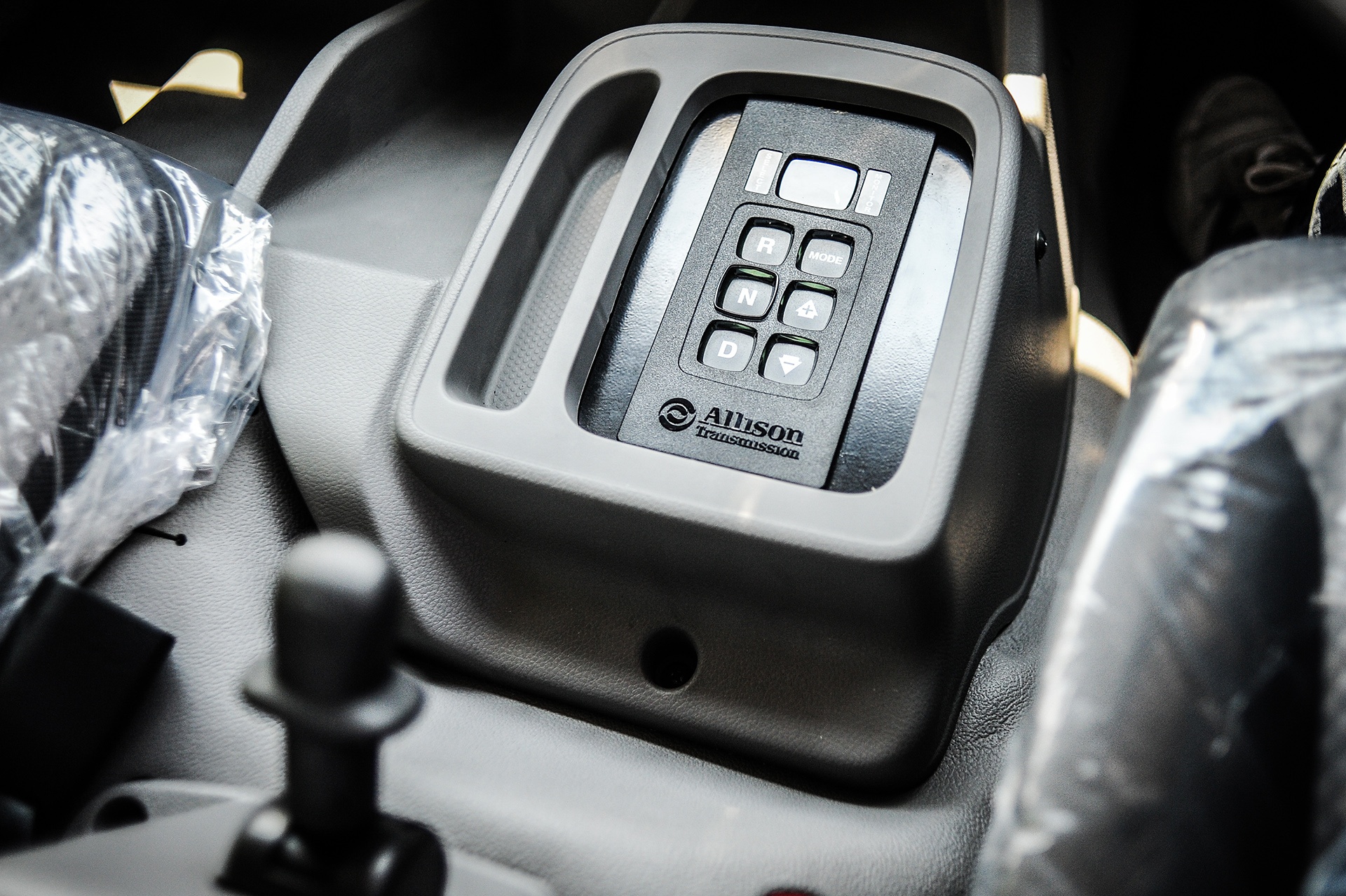 Xe tai UD Trucks Croner ra mat anh 6